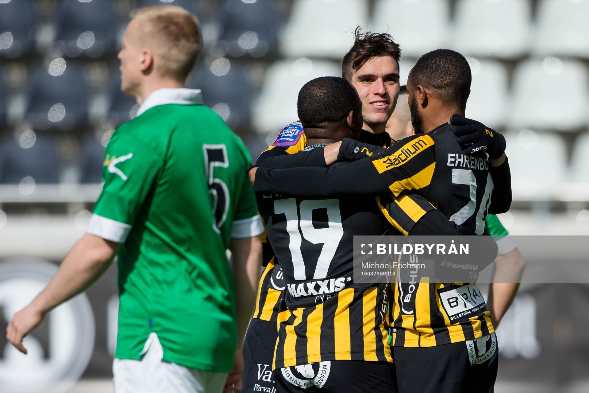 Häckens John Owoeri jublar och omfamnas av René Makondele och Egzon Binaku efter 1-0 under en träningsmatch i fotboll mellan Häcken och Ljungskile den 28 mars 2016 i Göteborg.
