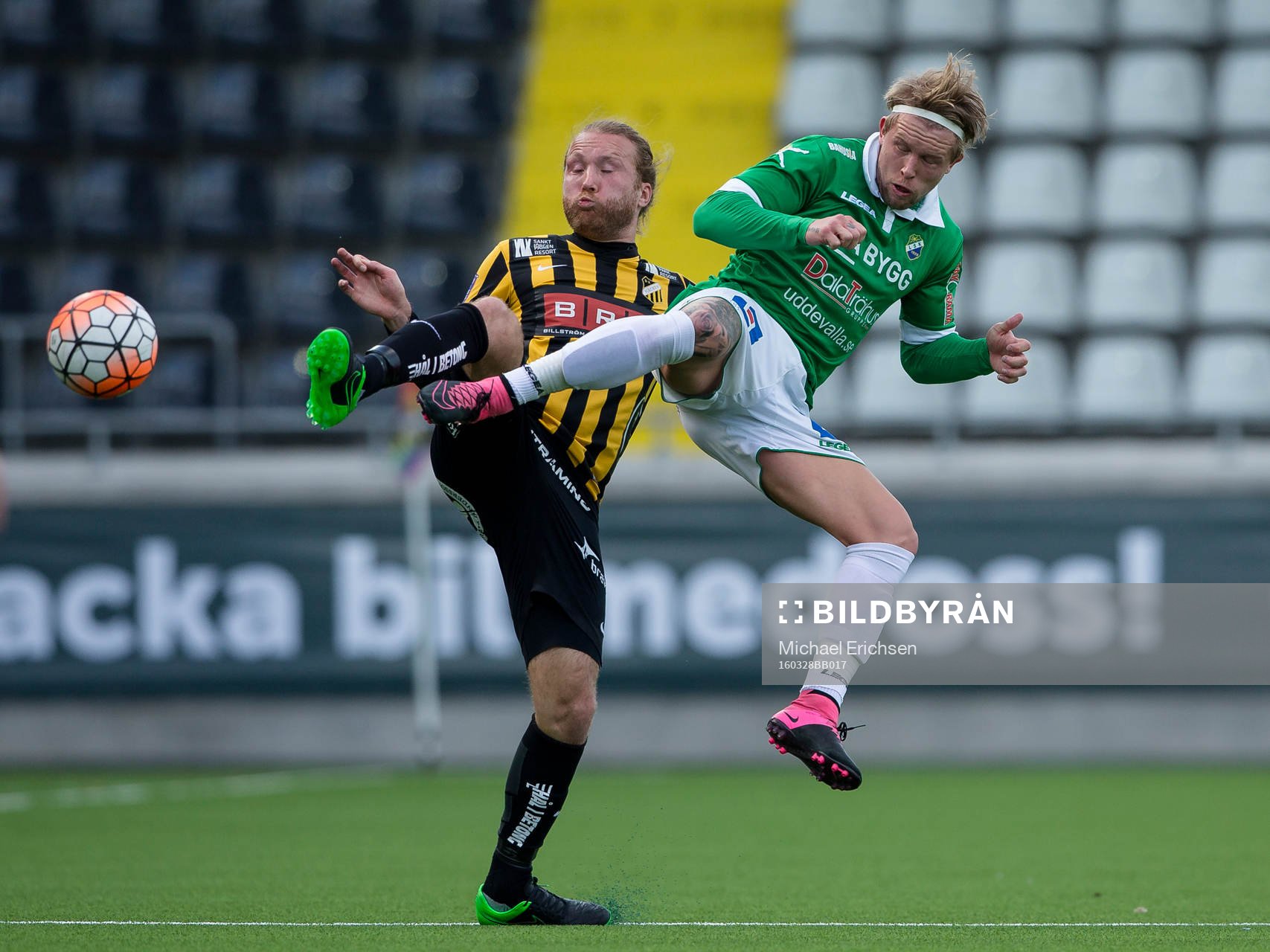 Häckens Emil Wahlström och Ljungskiles Tim Nilsen i kamp
