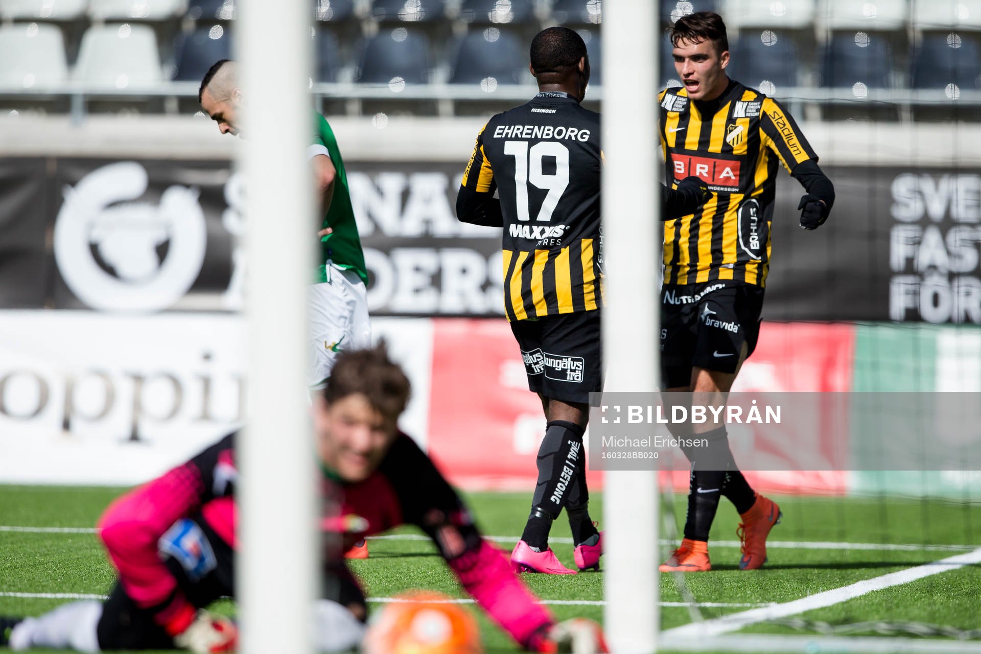 Häckens John Owoeri jublar ihop med framspelaren Egzon