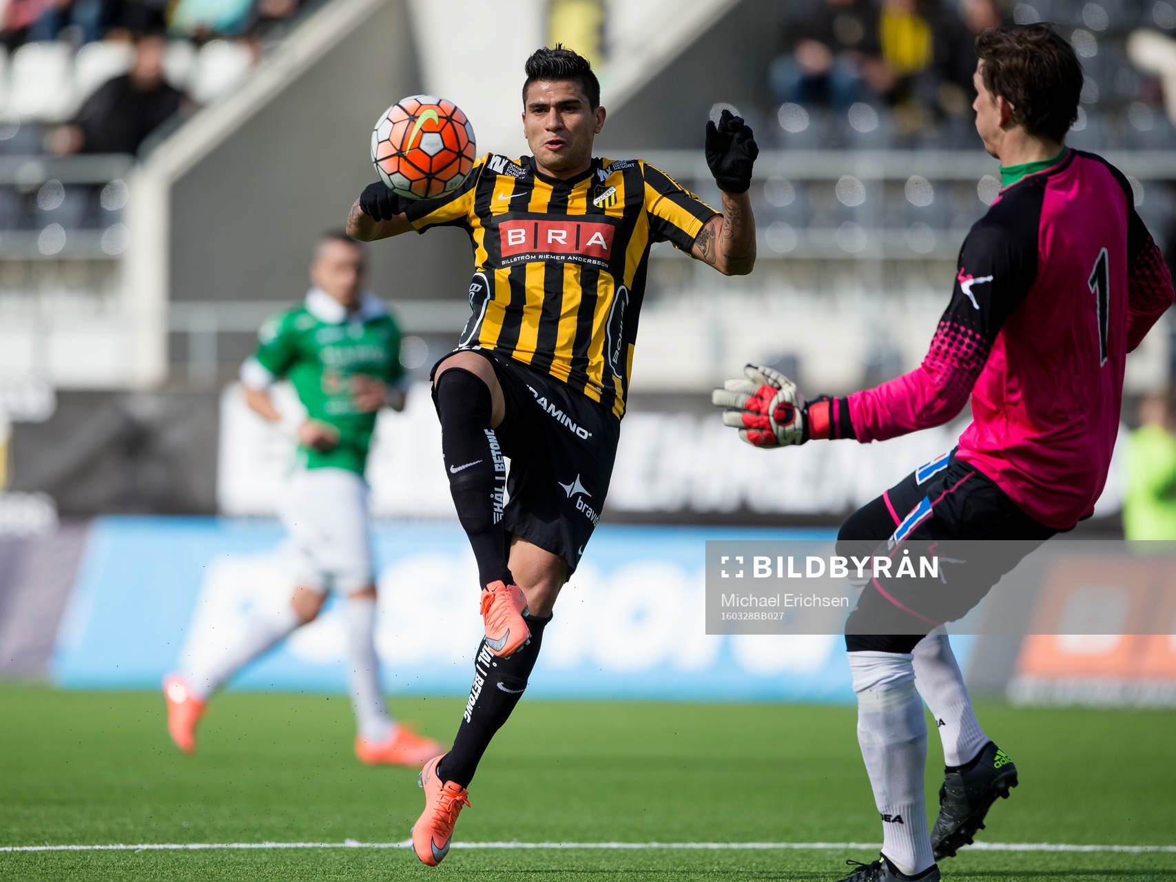 Häckens Paulinho före Ljungskiles målvakt August