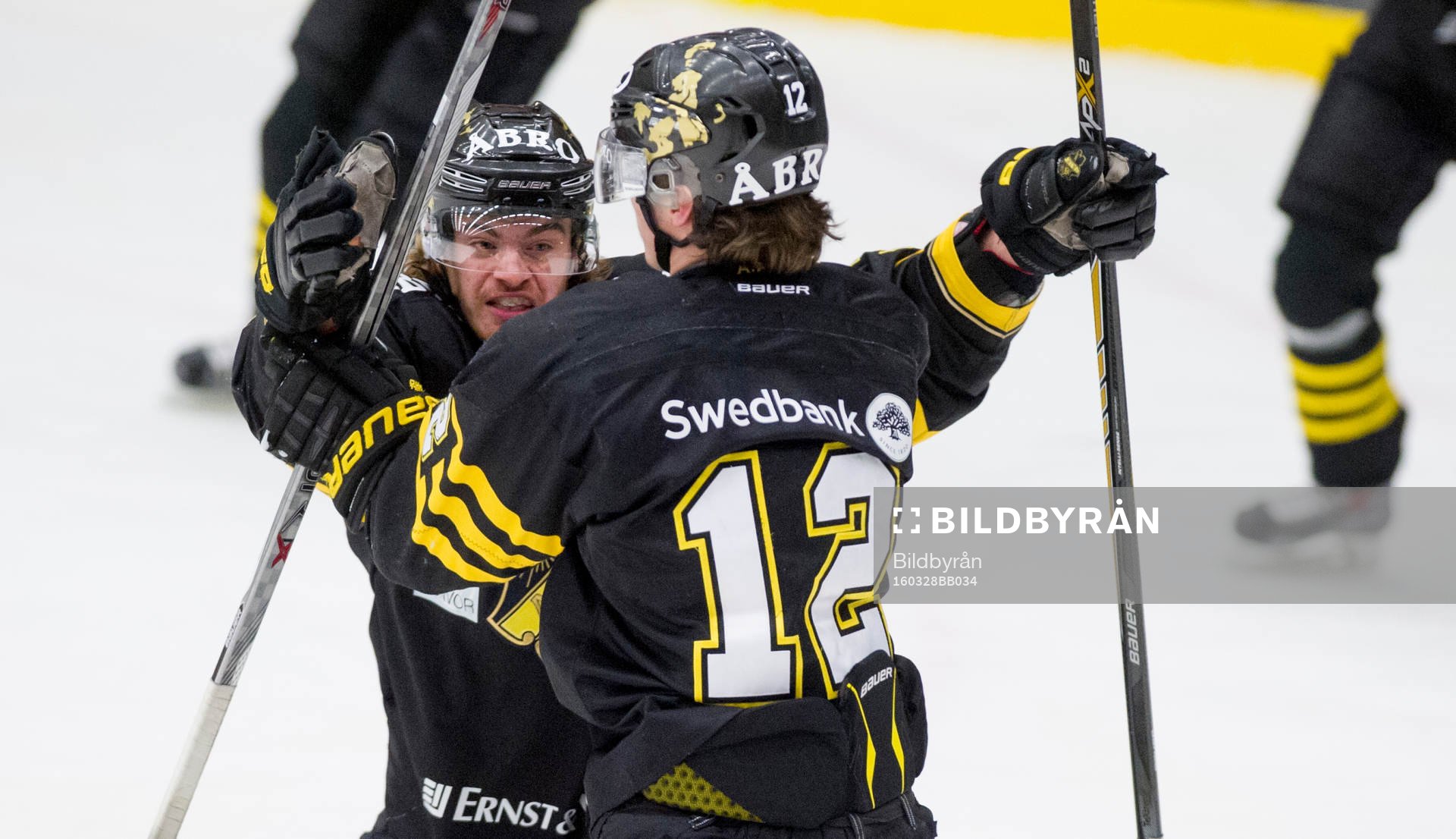 s Max Lindholm och Nicklas Lindholm-Schmidt jublar