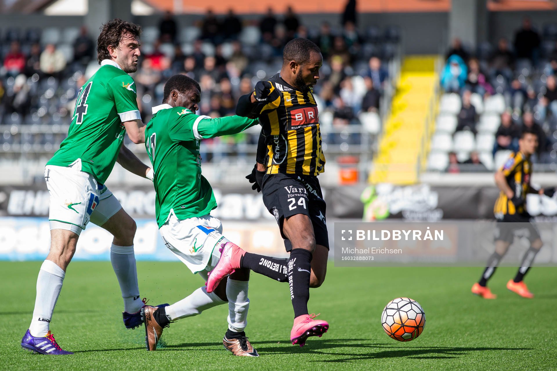 Häckens René Makondele före Ljungskiles Yussif Chibsah under en träningsmatch i fotboll mellan Häcken och Ljungskile den 28 mars 2016 i Göteborg.