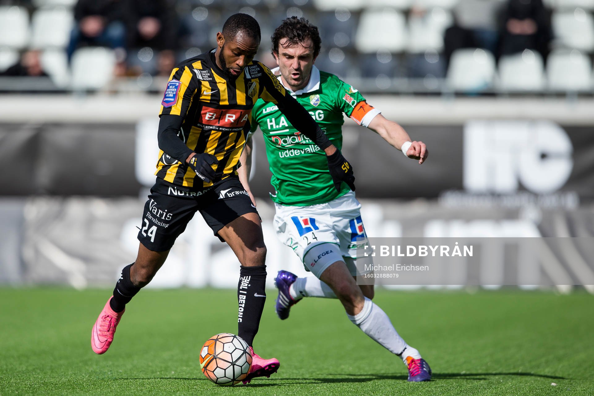 Häckens René Makondele före Ljungskiles Aleksandar Kitic