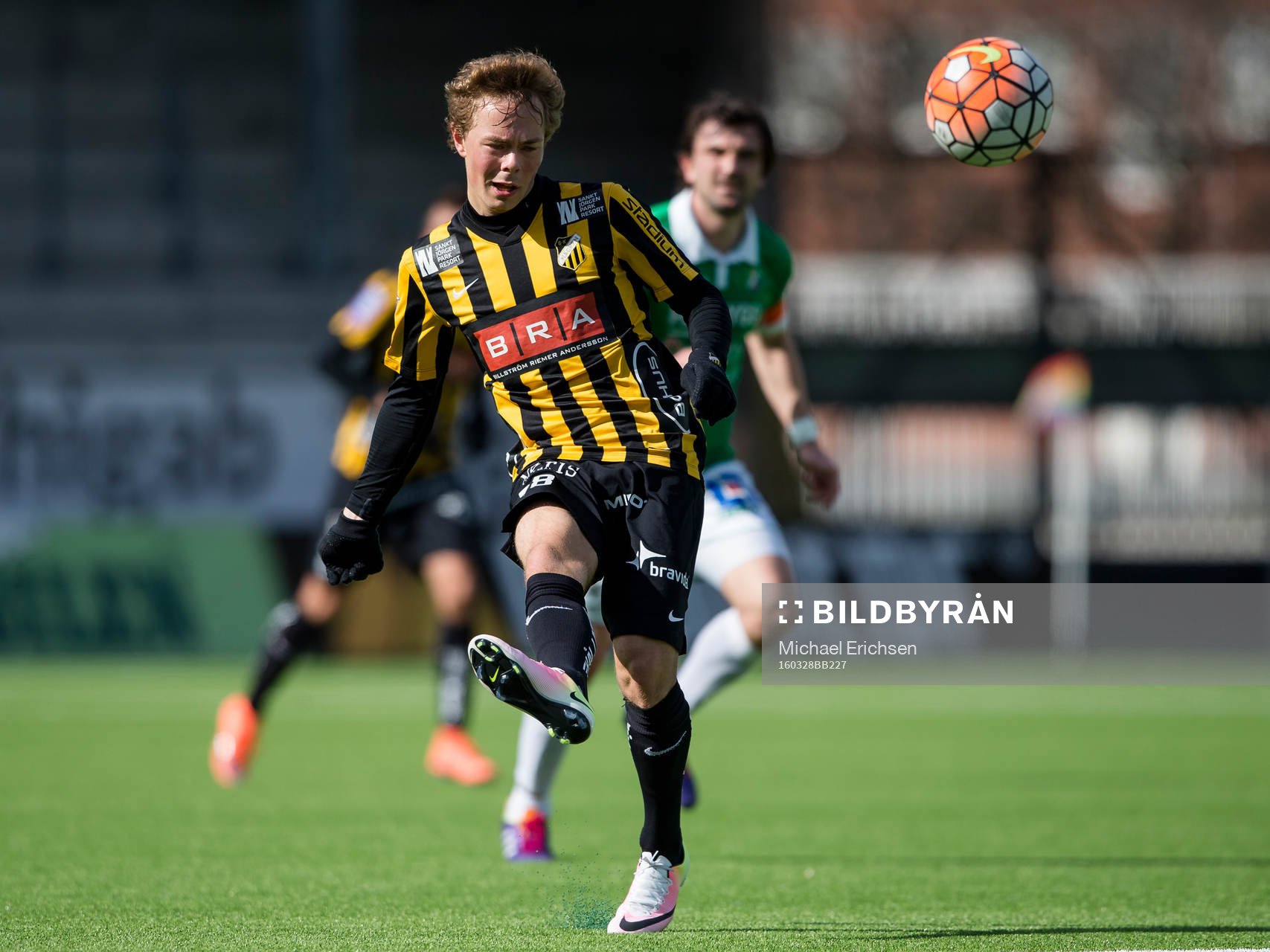 Häckens Adam Andersson slår en passning