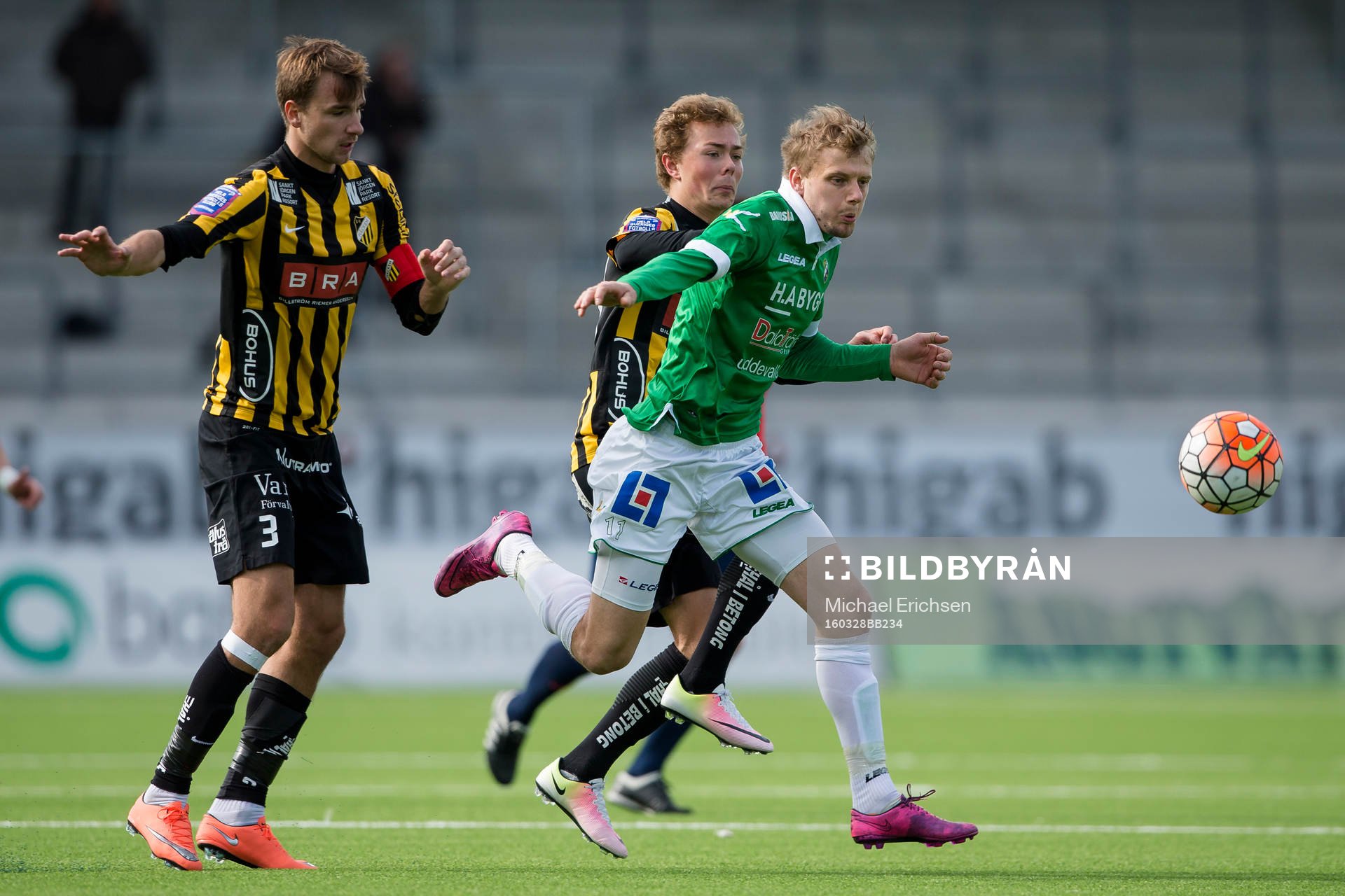 Ljungskiles Jakob Olsson före Häckens Jasmin Sudic och