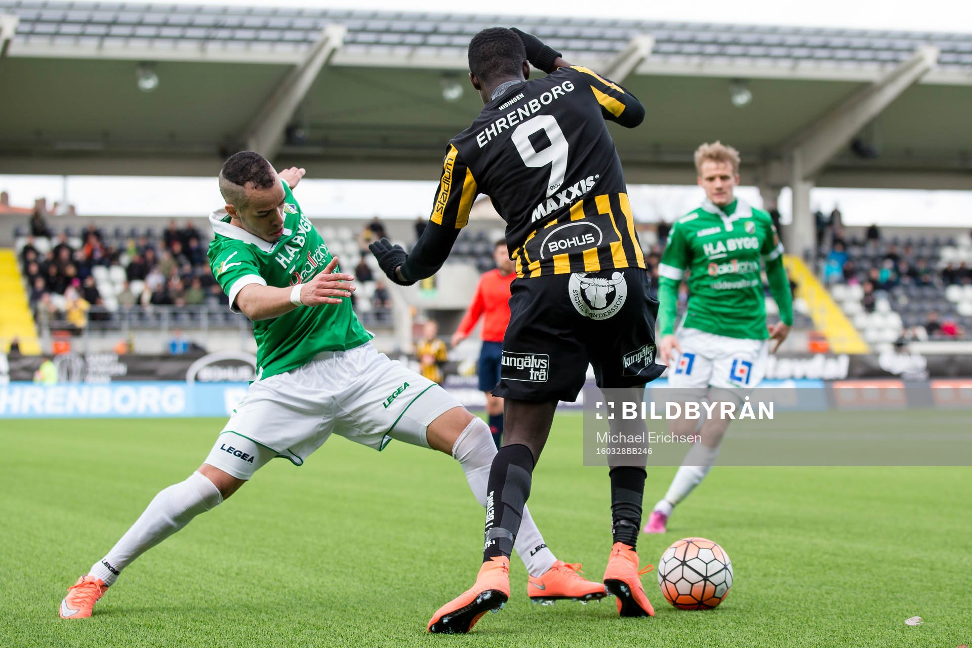 Ljungskiles Ahmed El Amrani i kamp med Häckens Joel Mumbongo under en träningsmatch i fotboll mellan Häcken och Ljungskile den 28 mars 2016 i Göteborg.