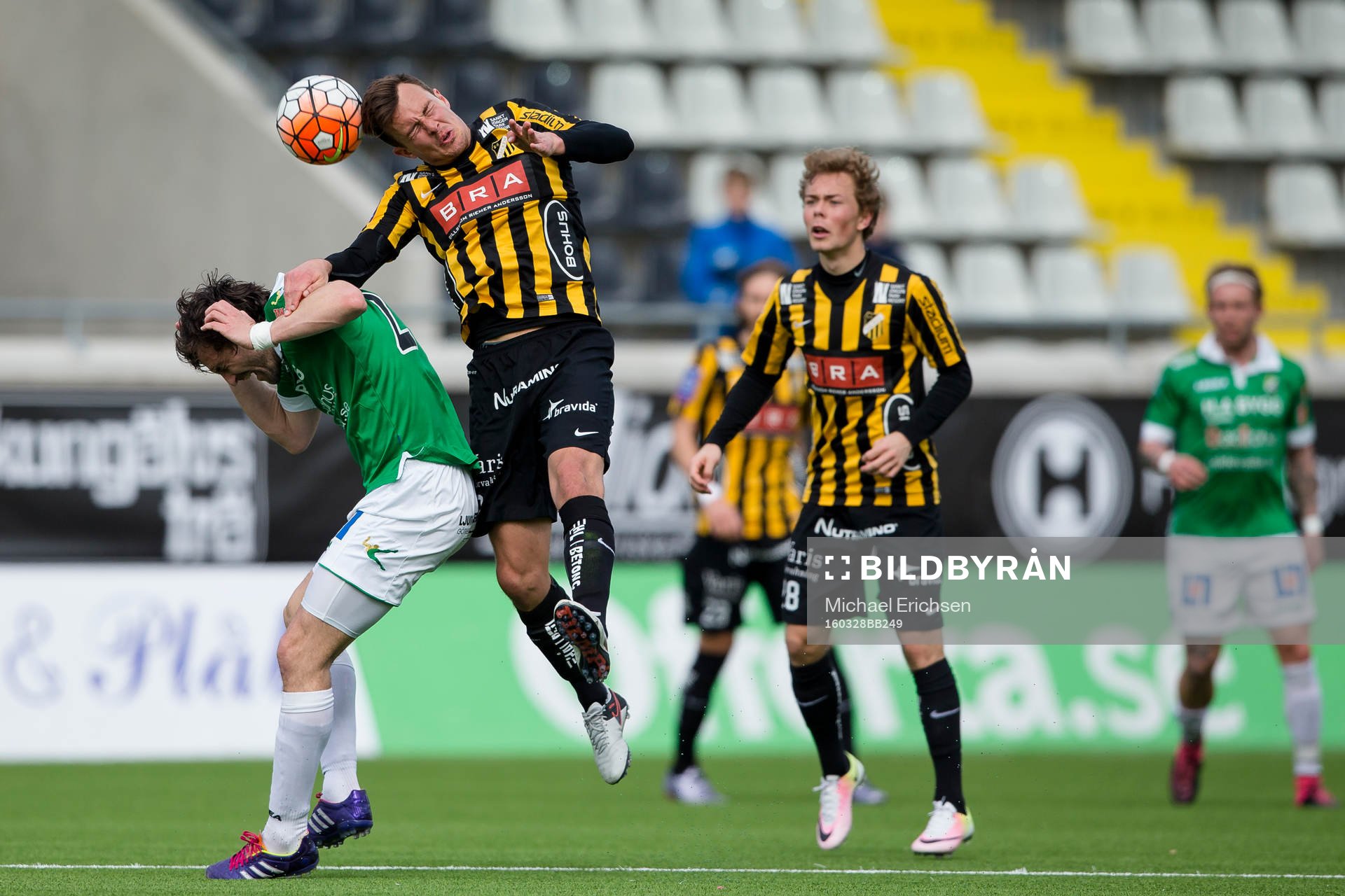 Häckens Niels Vorthoren vinner nickduell mot Ljungskiles Aleksandar Kitic under en träningsmatch i fotboll mellan Häcken och Ljungskile den 28 mars 2016 i Göteborg.