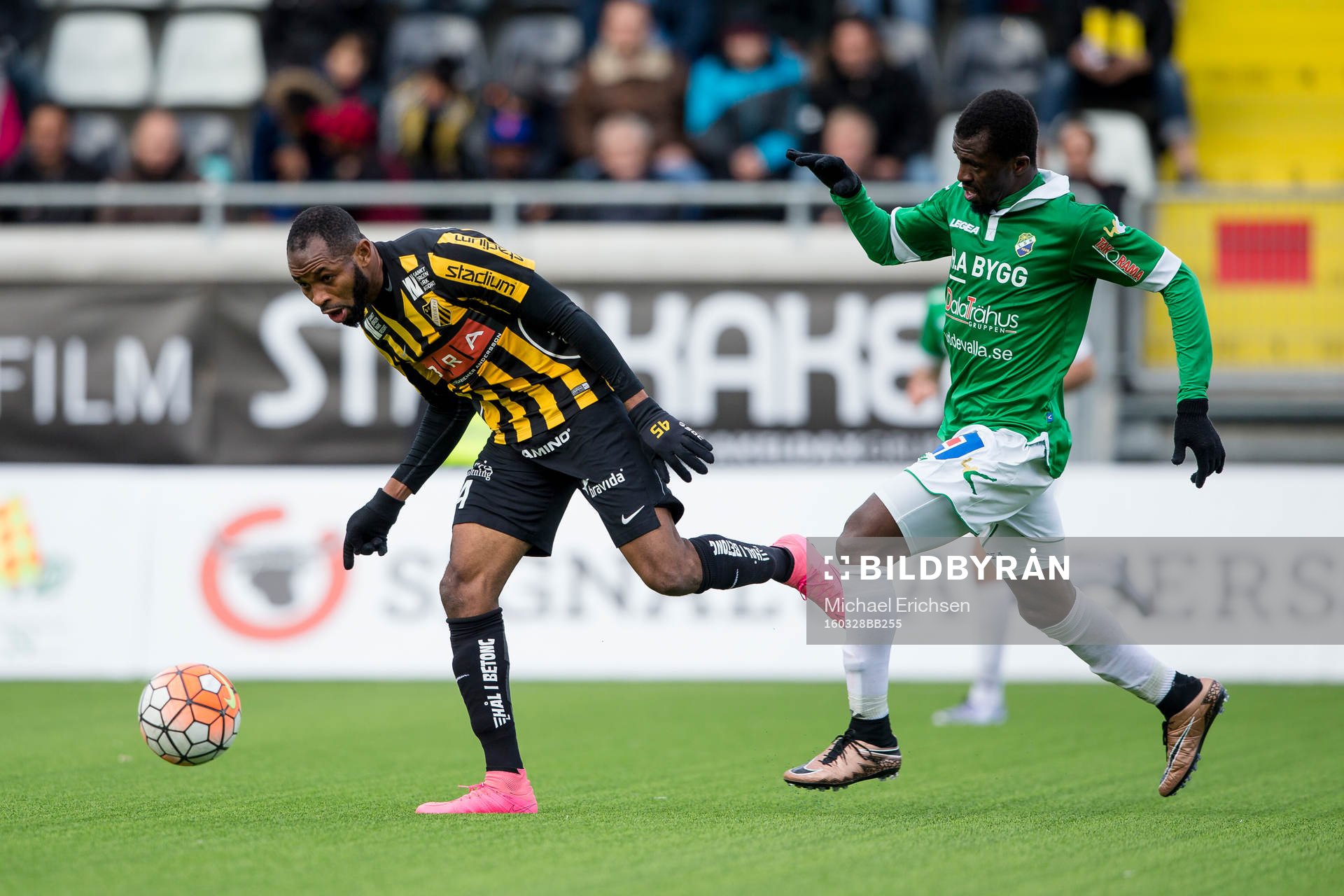 Häckens René Makondele i kamp med Ljungskiles Yussif Chibsah under en träningsmatch i fotboll mellan Häcken och Ljungskile den 28 mars 2016 i Göteborg.