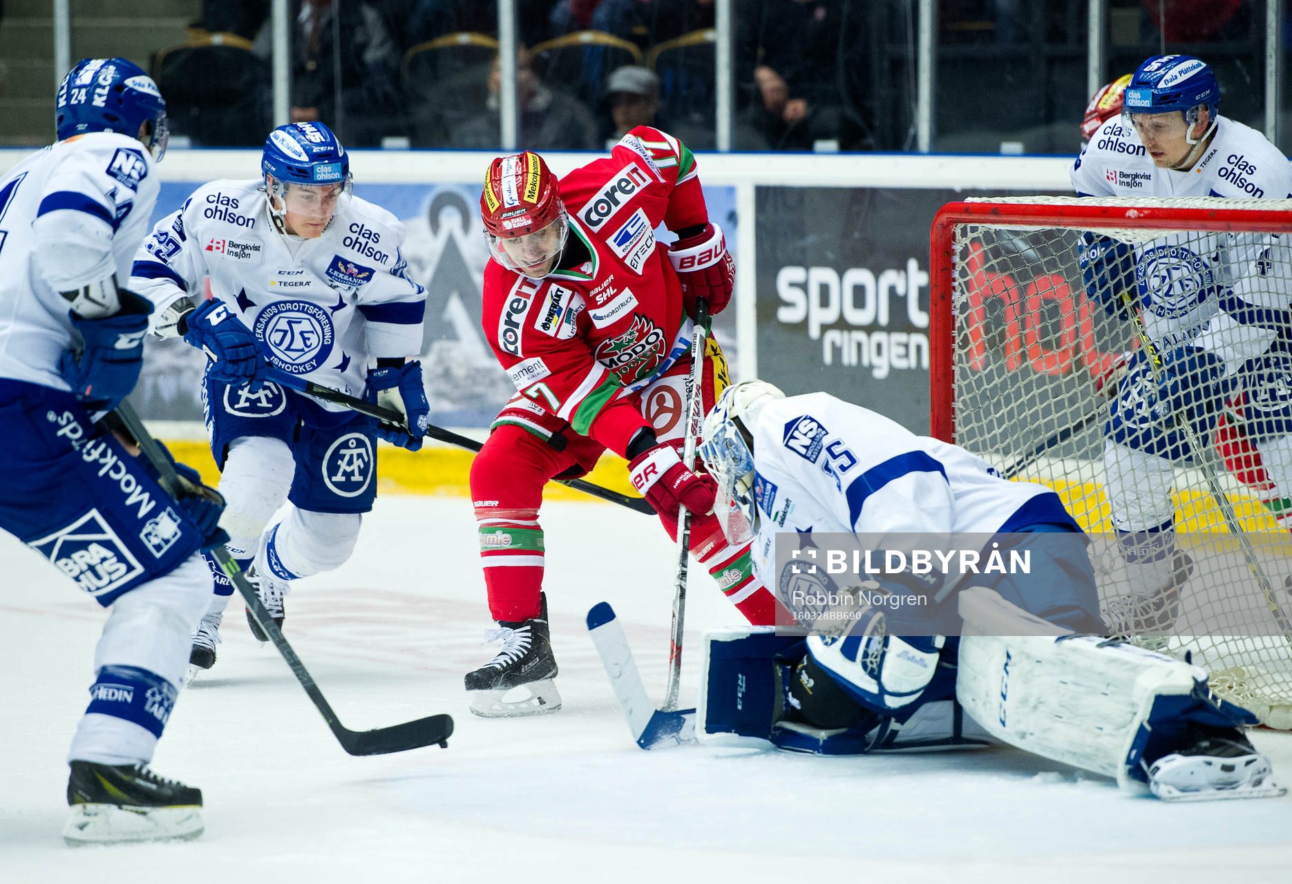Modos Patrick Dwyer och Leksands målvakt Frans Tuohima