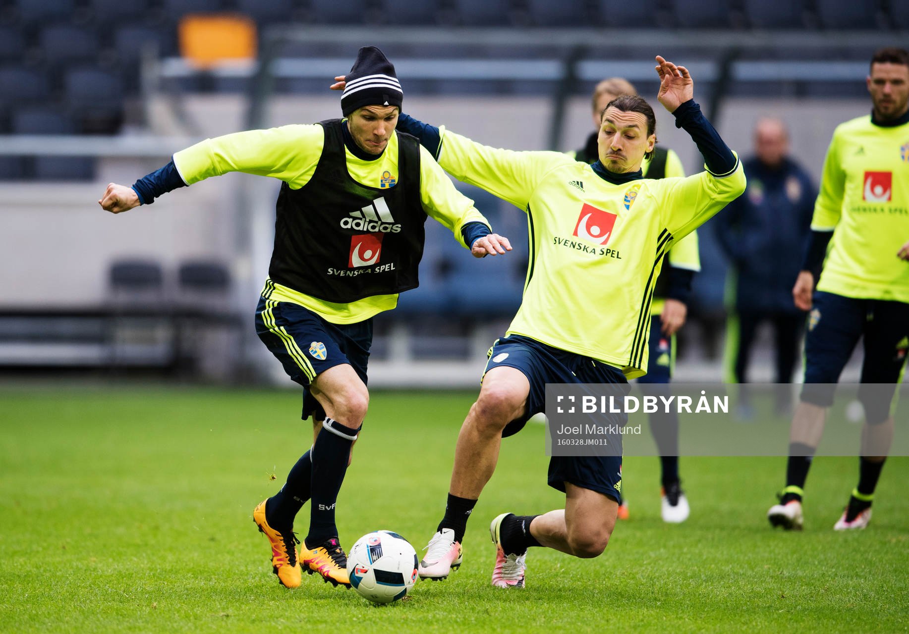 Albin Ekdal utmanas av Zlatan Ibrahimovic
