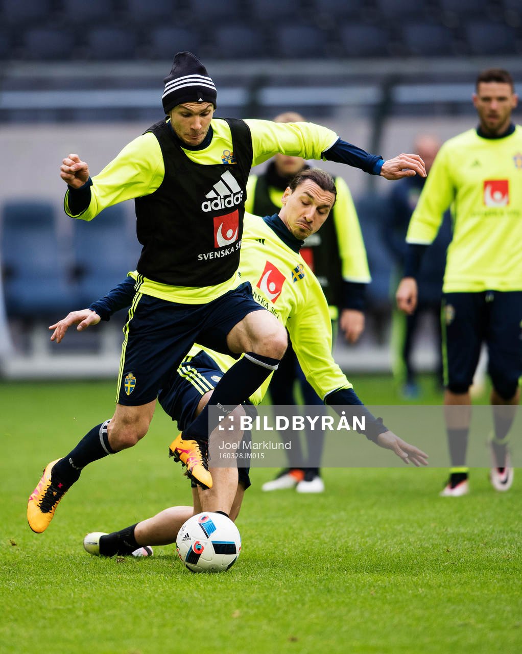 Albin Ekdal utmanas av Zlatan Ibrahimovic