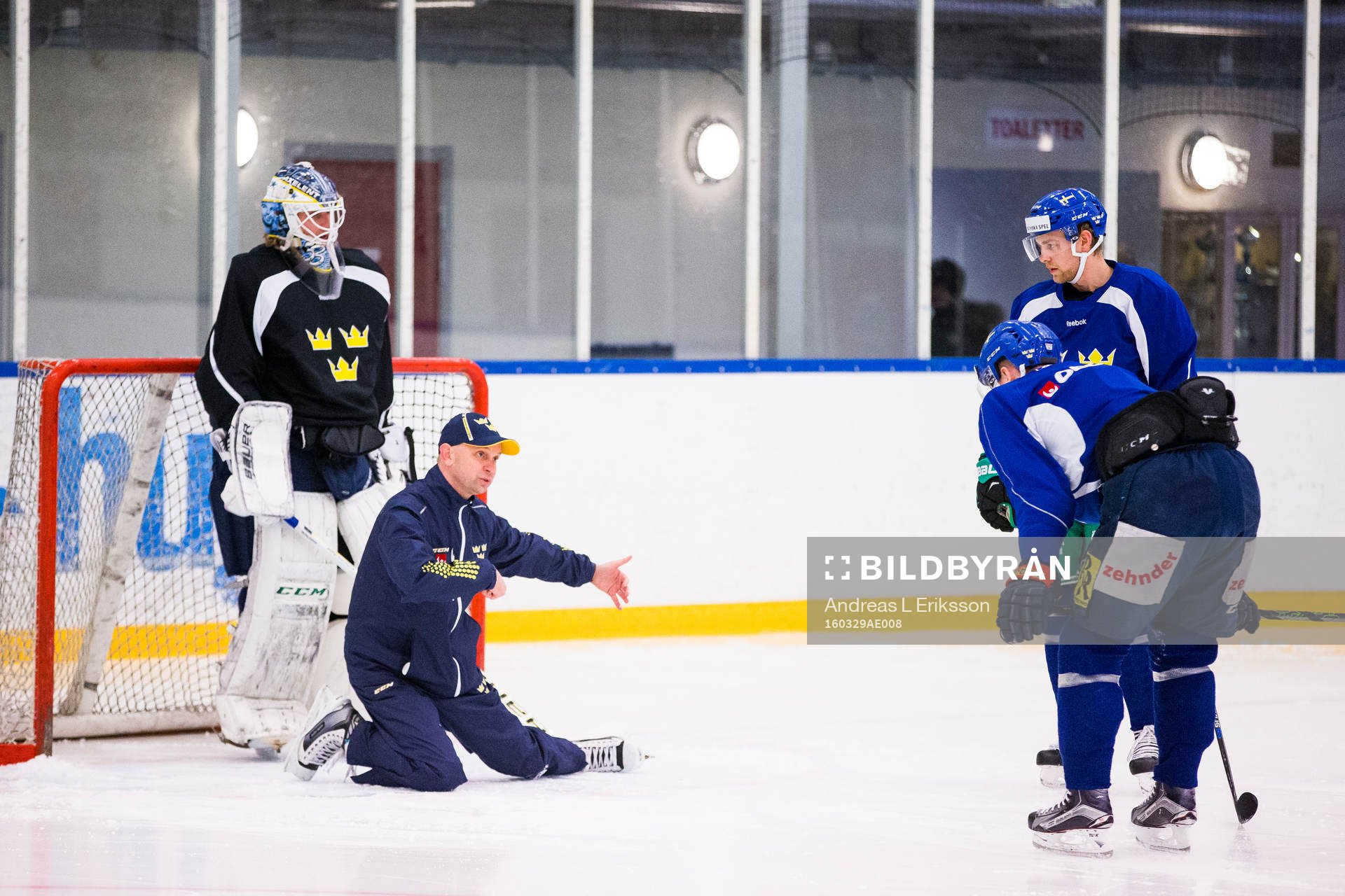 Sveriges målvaktstränare Stefan Ladhe instruerar