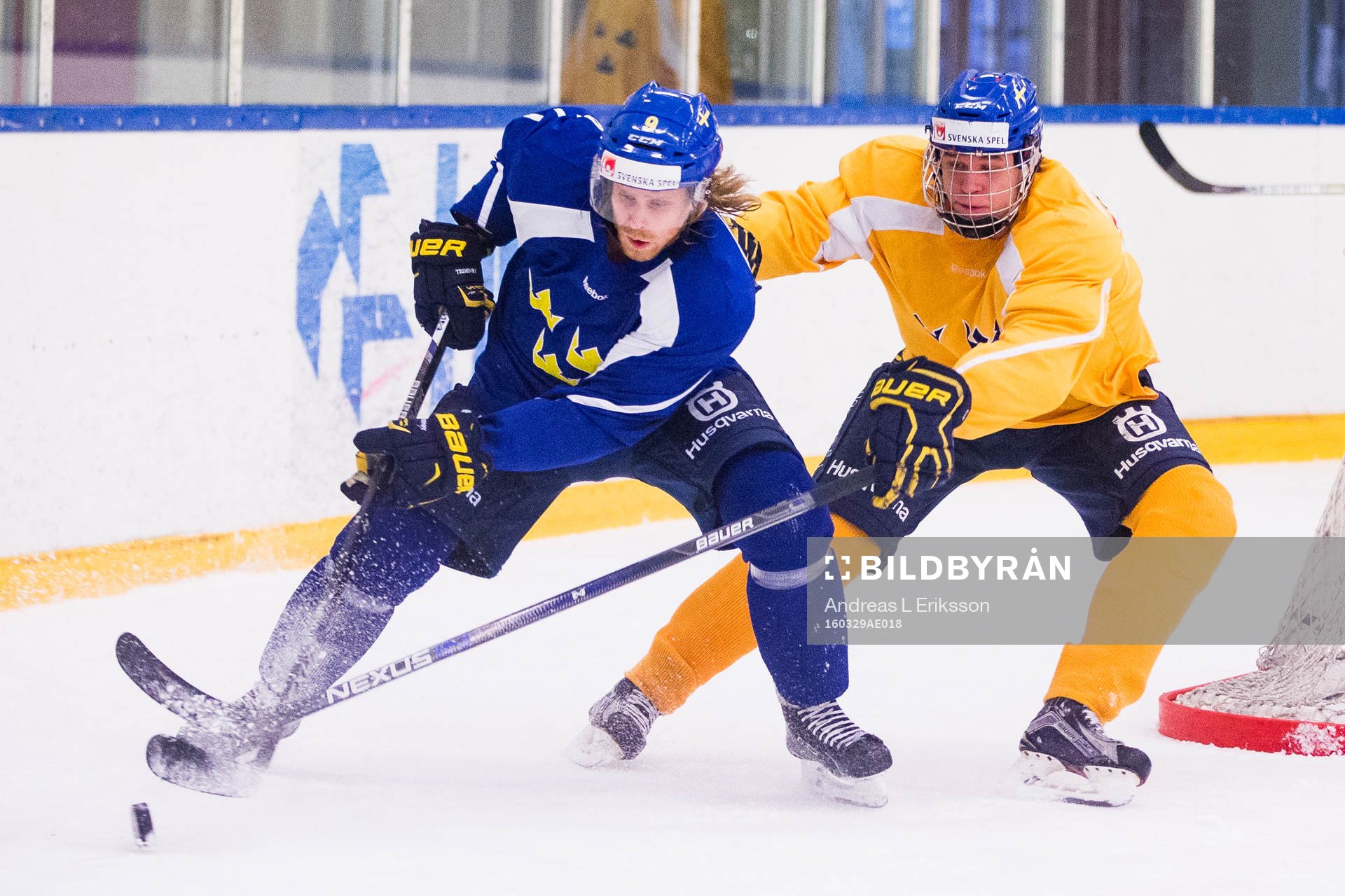 Mattias Tedenby i kamp om pucken med Jacob Cederholm