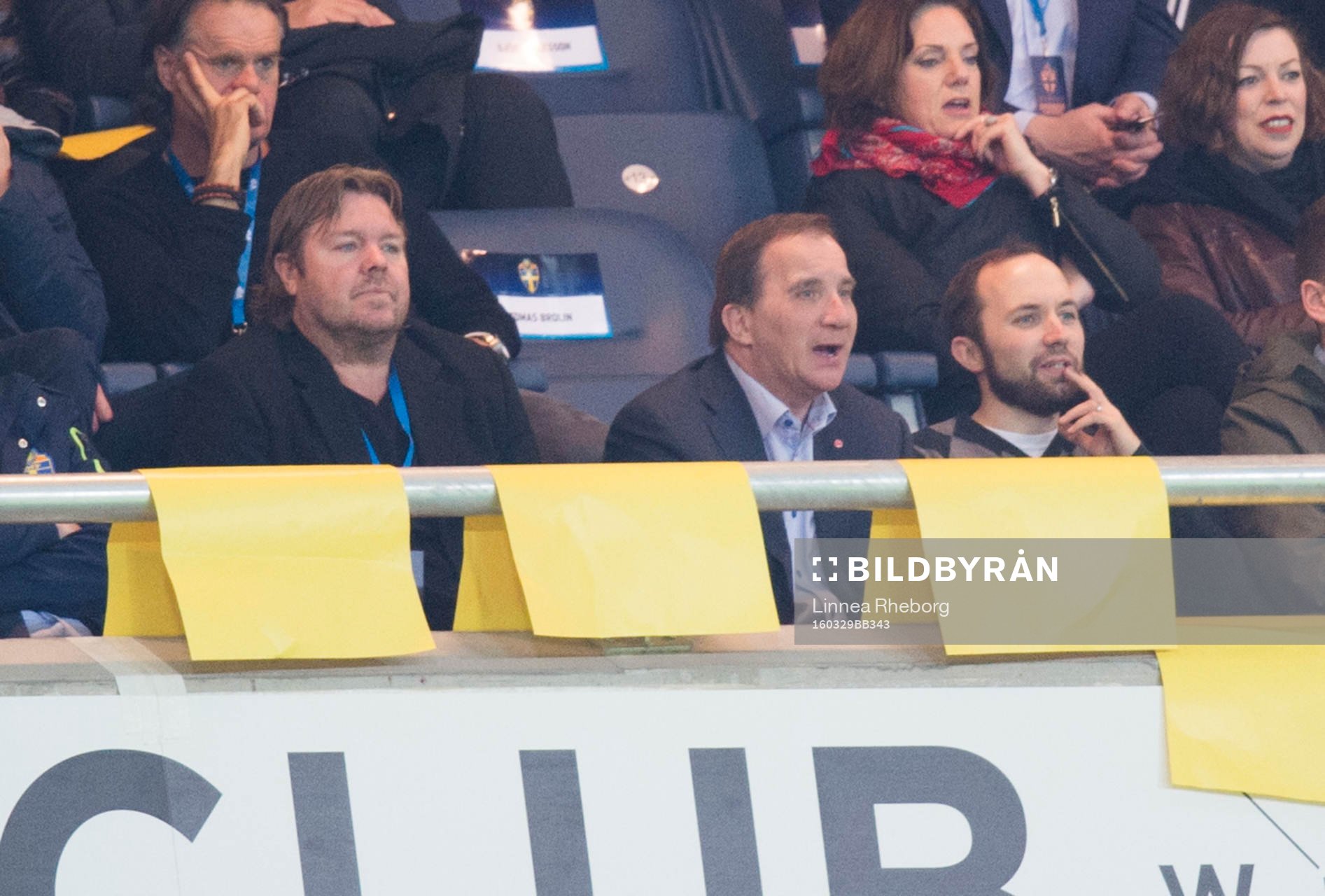 Tomas Brolin och statsminister Stefan Löfven på läktaren