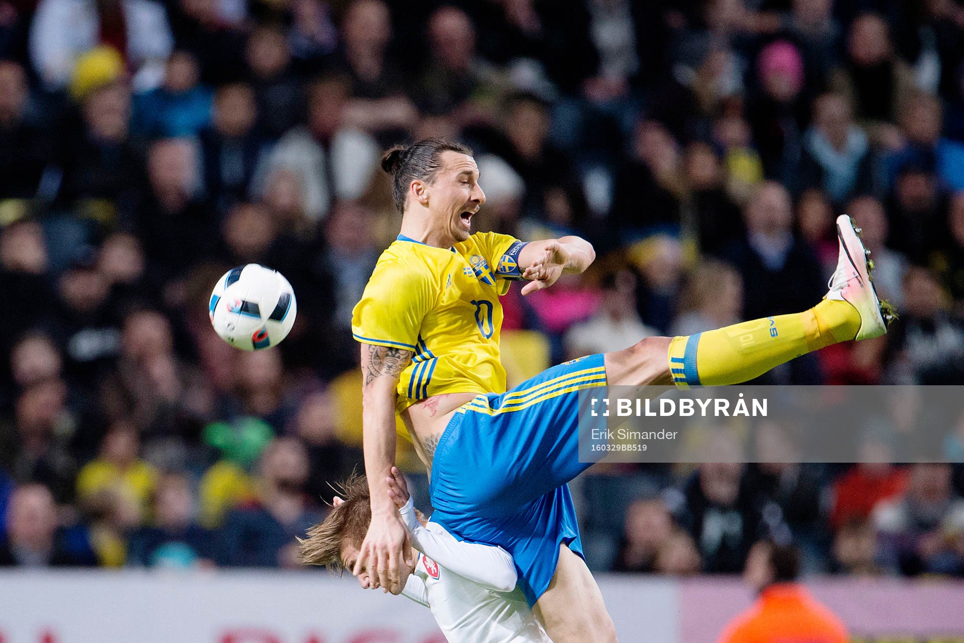 Sveriges Zlatan Ibrahimovic och Tjeckiens  Martin Frydek i