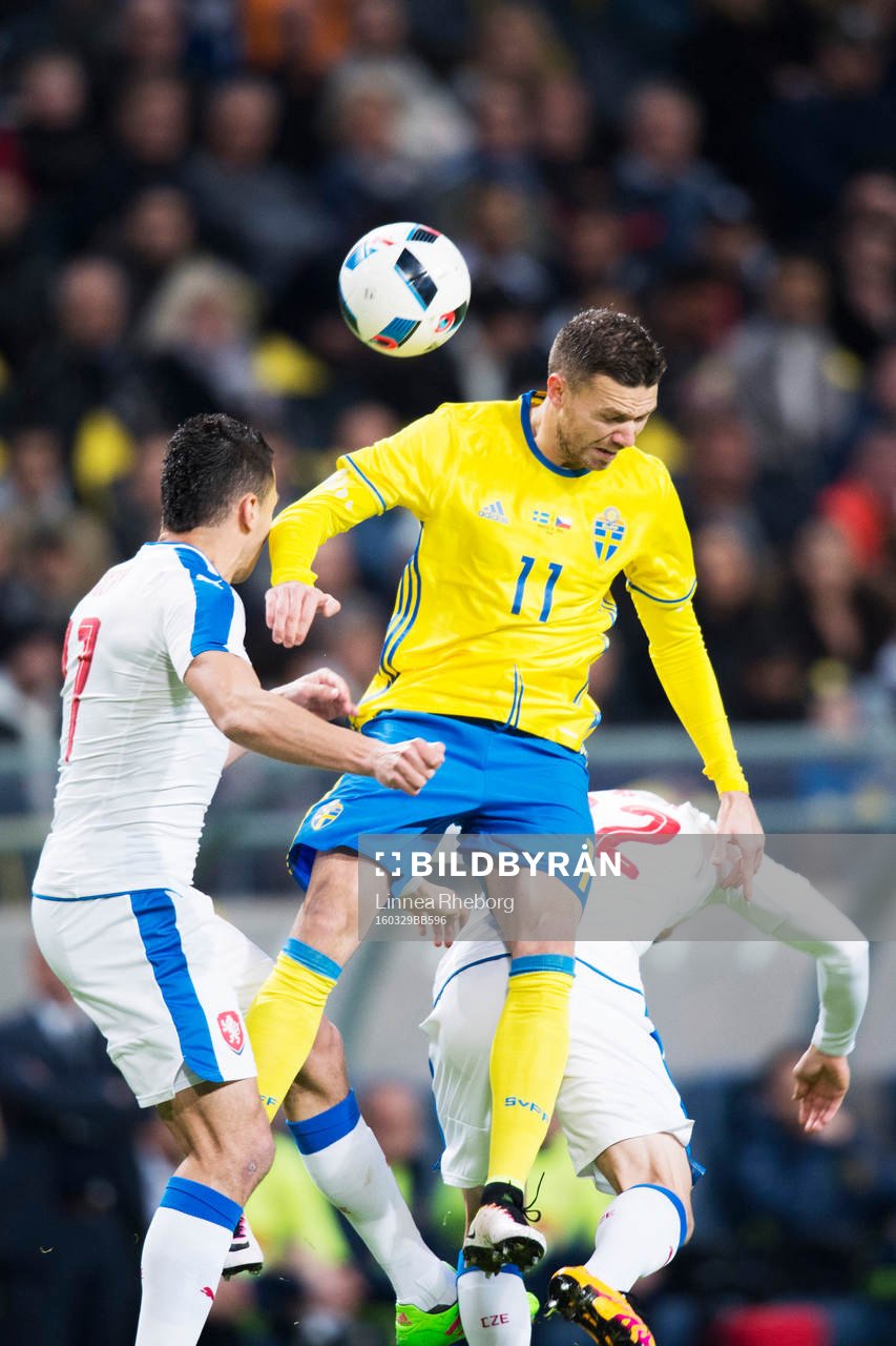 Sveriges Marcus Berg i nickduell med Tjeckien  Marek Suchy