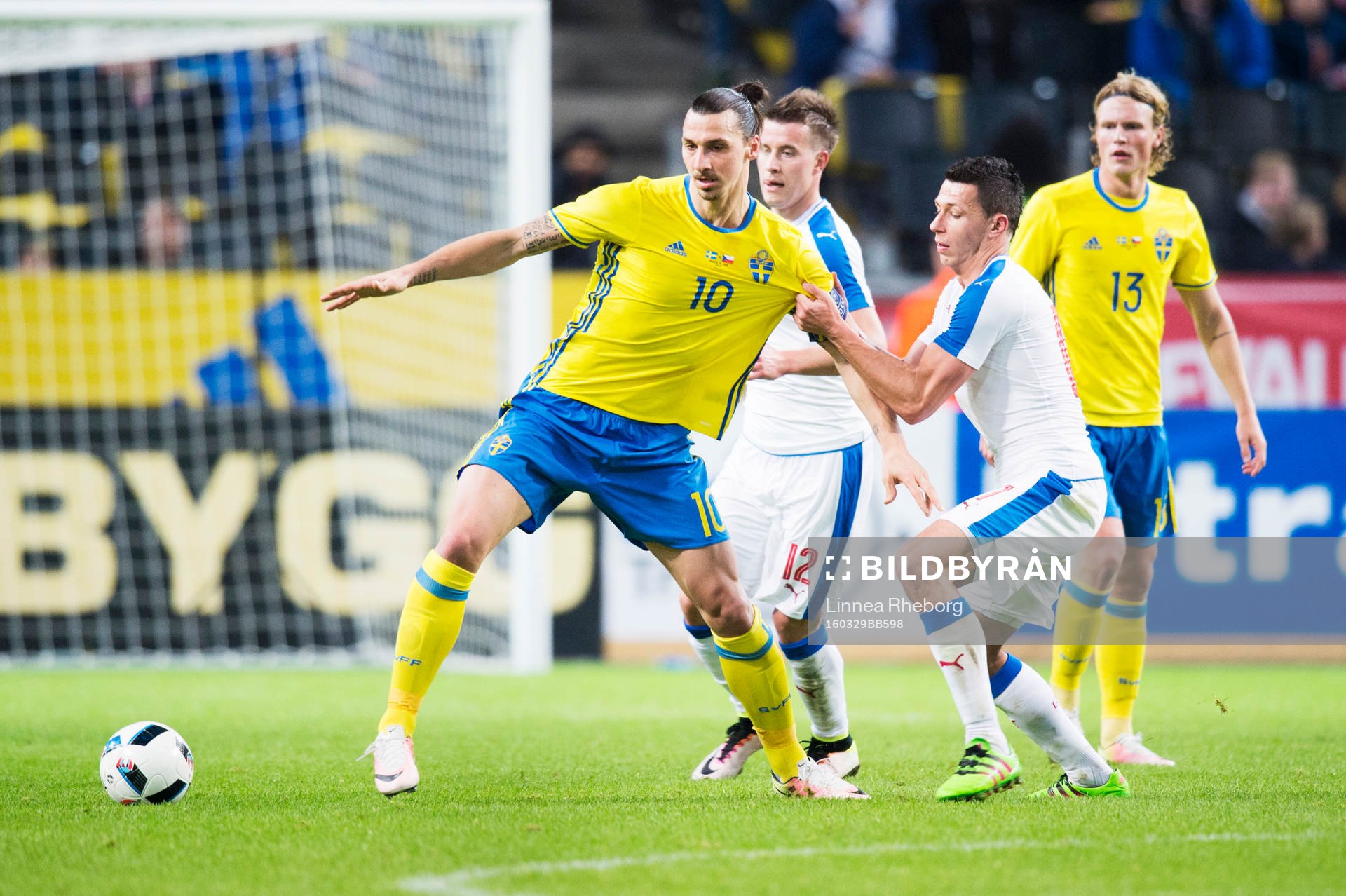 Sveriges Zlatan Ibrahimovic i duell med Tjeckiens Marek Suchy under fotbollsmatchen mellan Sverige och Tjeckien den 29 mars i Stockholm.
