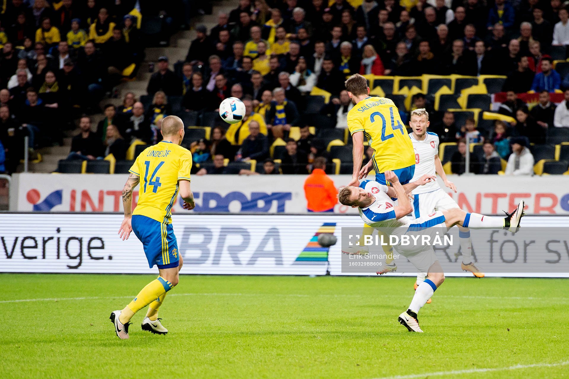 Sveriges Emil Salomonsson och Tjeckiens Matej Vydra i nickduell under fotbollsmatchen mellan Sverige och Tjeckien den 29 mars i Stockholm.
