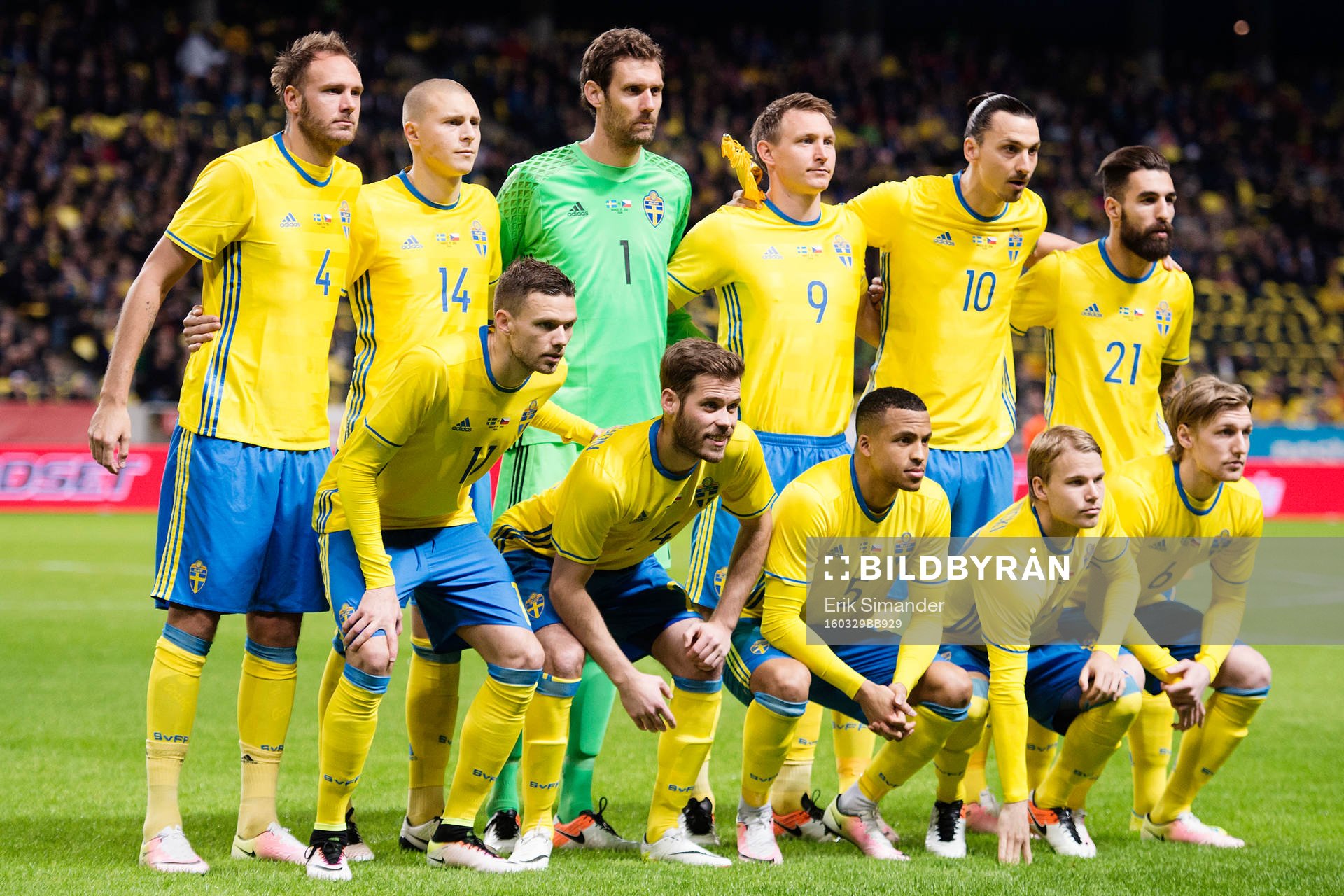 Sveriges lag ställer upp på en lagbild