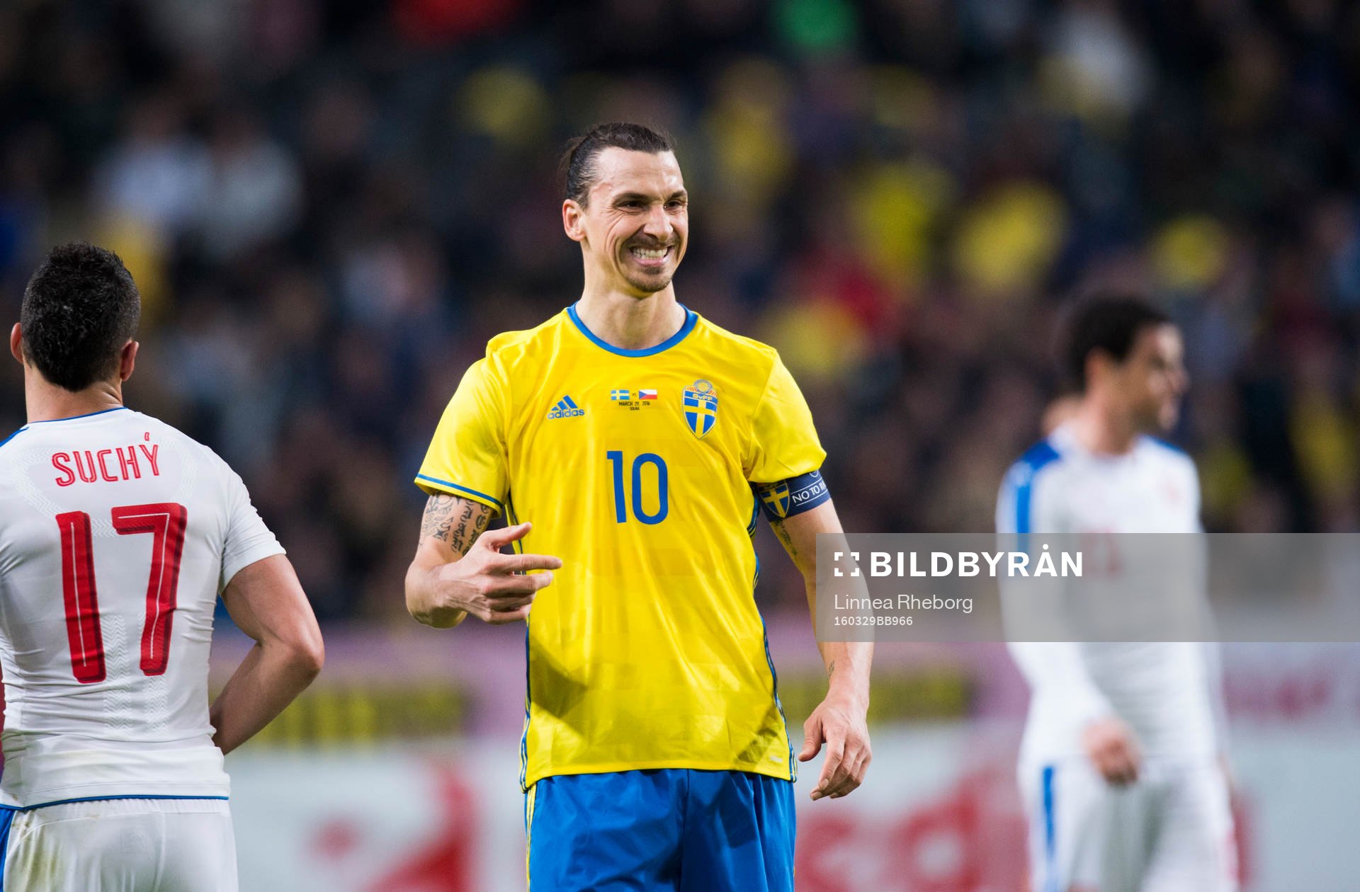 Sveriges Zlatan Ibrahimovic har ont i fingret