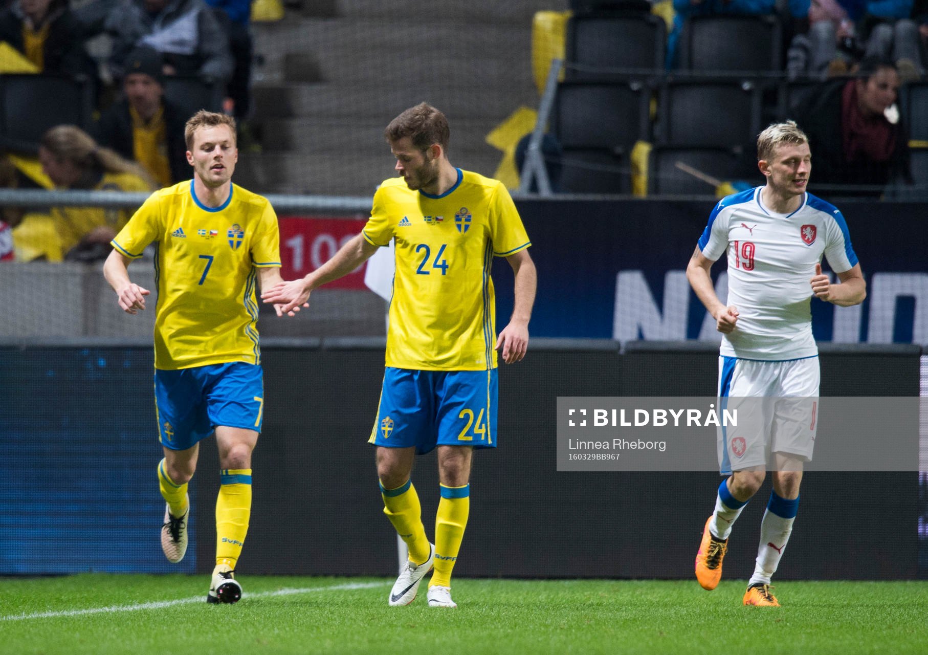 Sveriges Sebastian Larsson och Emil Salomonsson gör high-five (Tjeckiens Ladislav Krejci t.h.) under fotbollsmatchen mellan Sverige och Tjeckien den 29 mars i Stockholm.