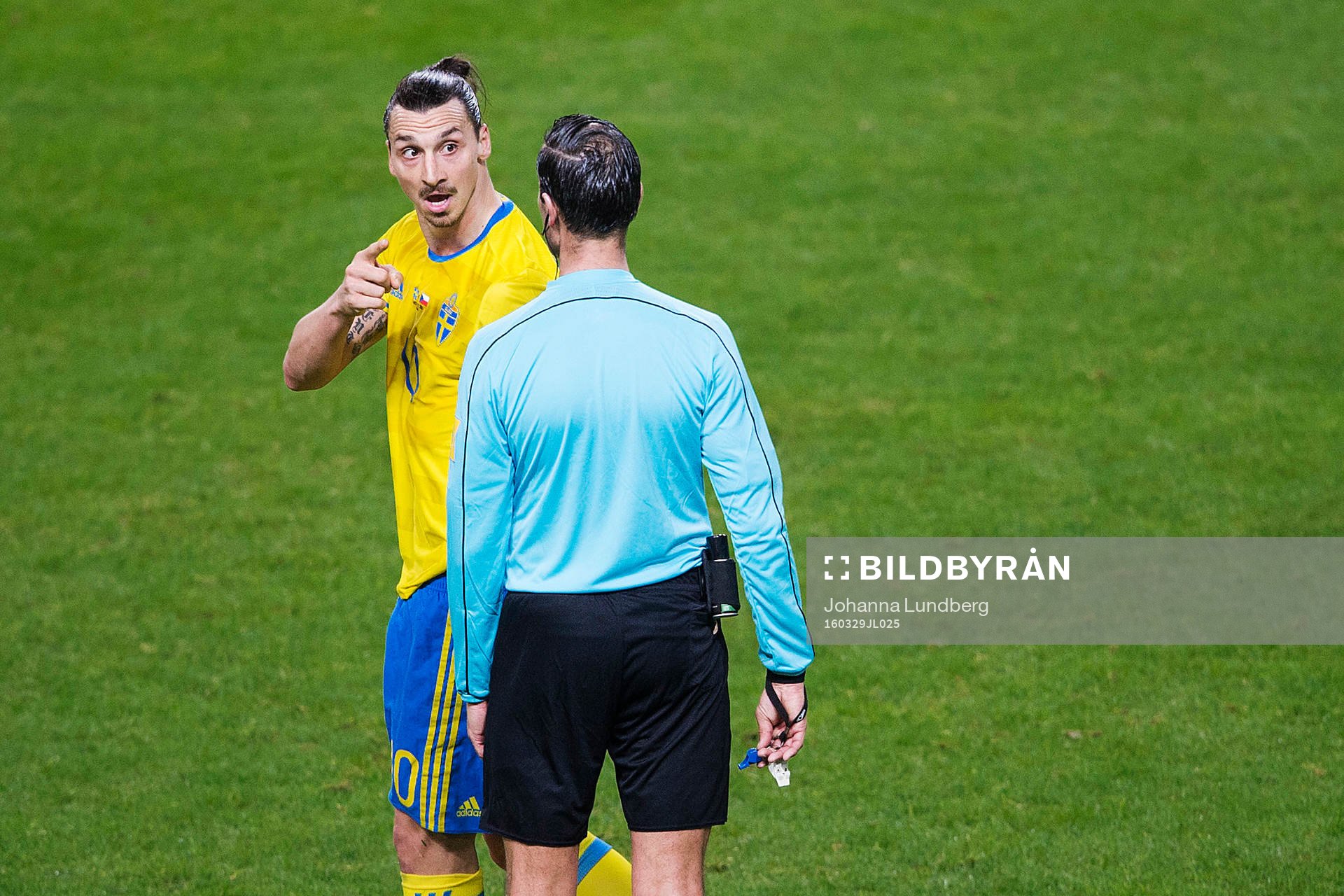 Sveriges Zlatan Ibrahimovic reagerar mot domaren