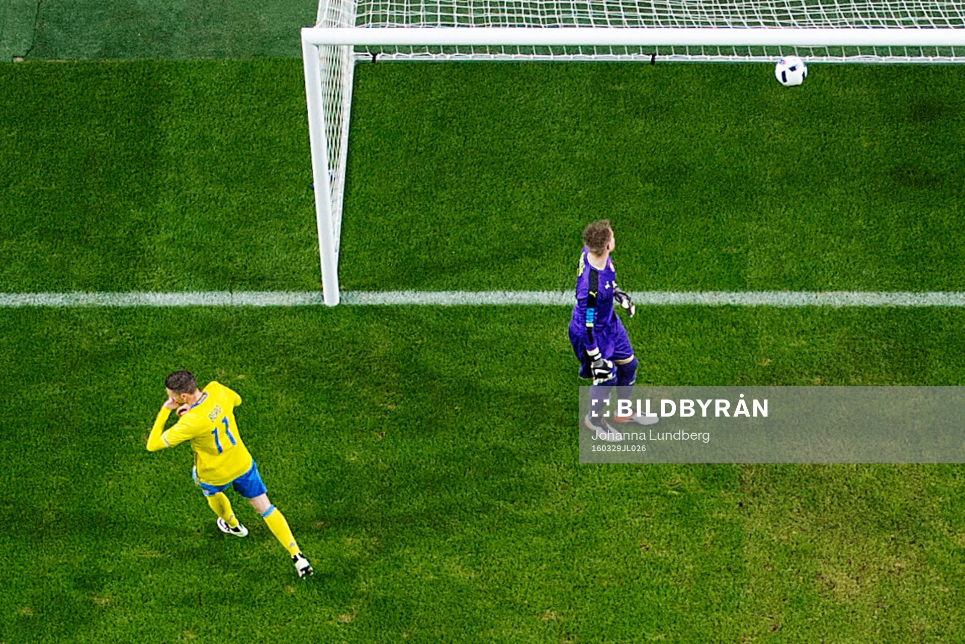 Sveriges Marcus Berg gör 1-0 bakom Tjeckien  målvakt
