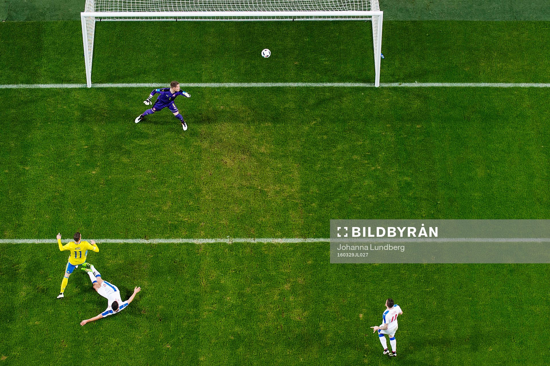 Sveriges Marcus Berg gör 1-0 bakom Tjeckien  målvakt