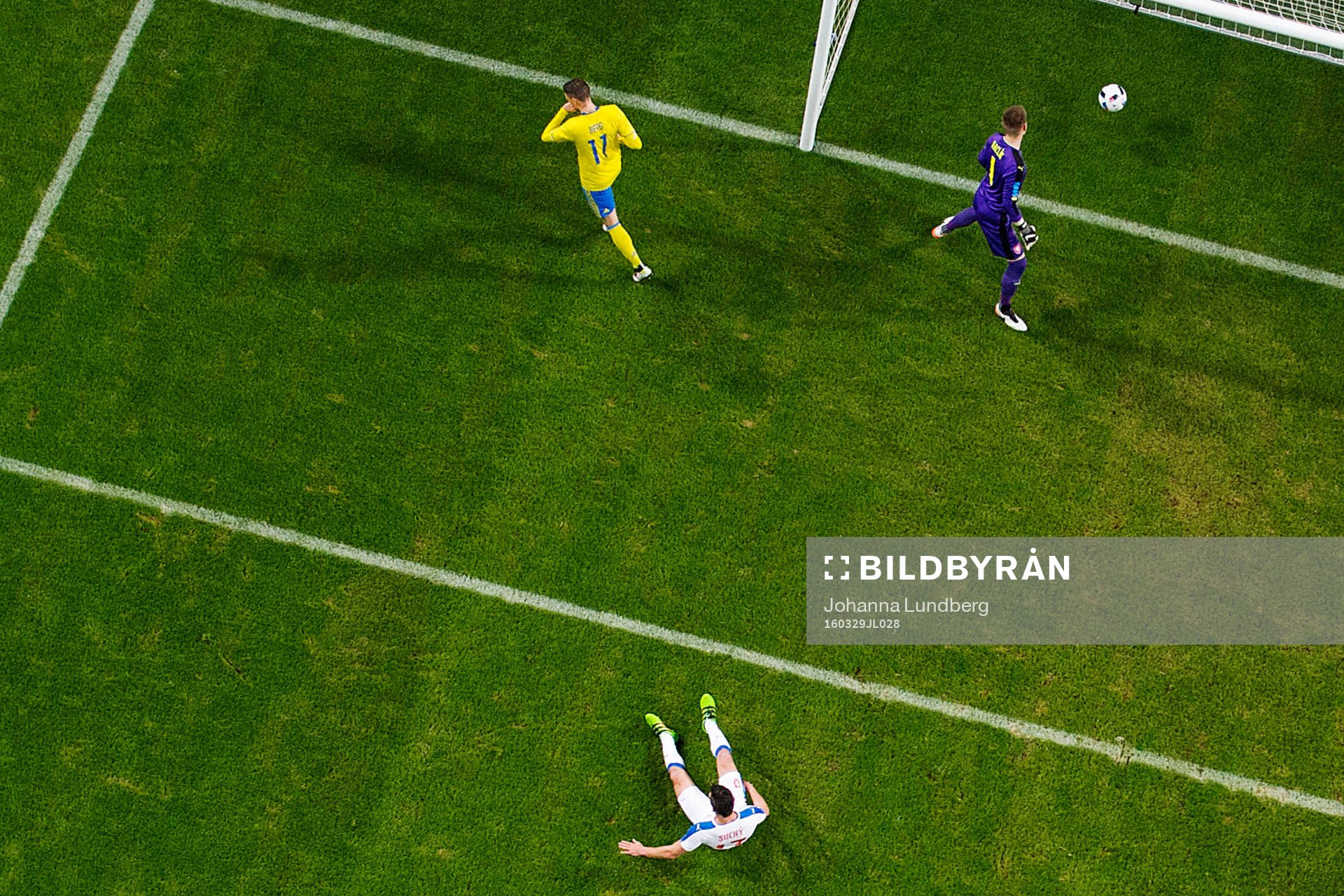 Sveriges Marcus Berg gör 1-0 bakom Tjeckien  målvakt