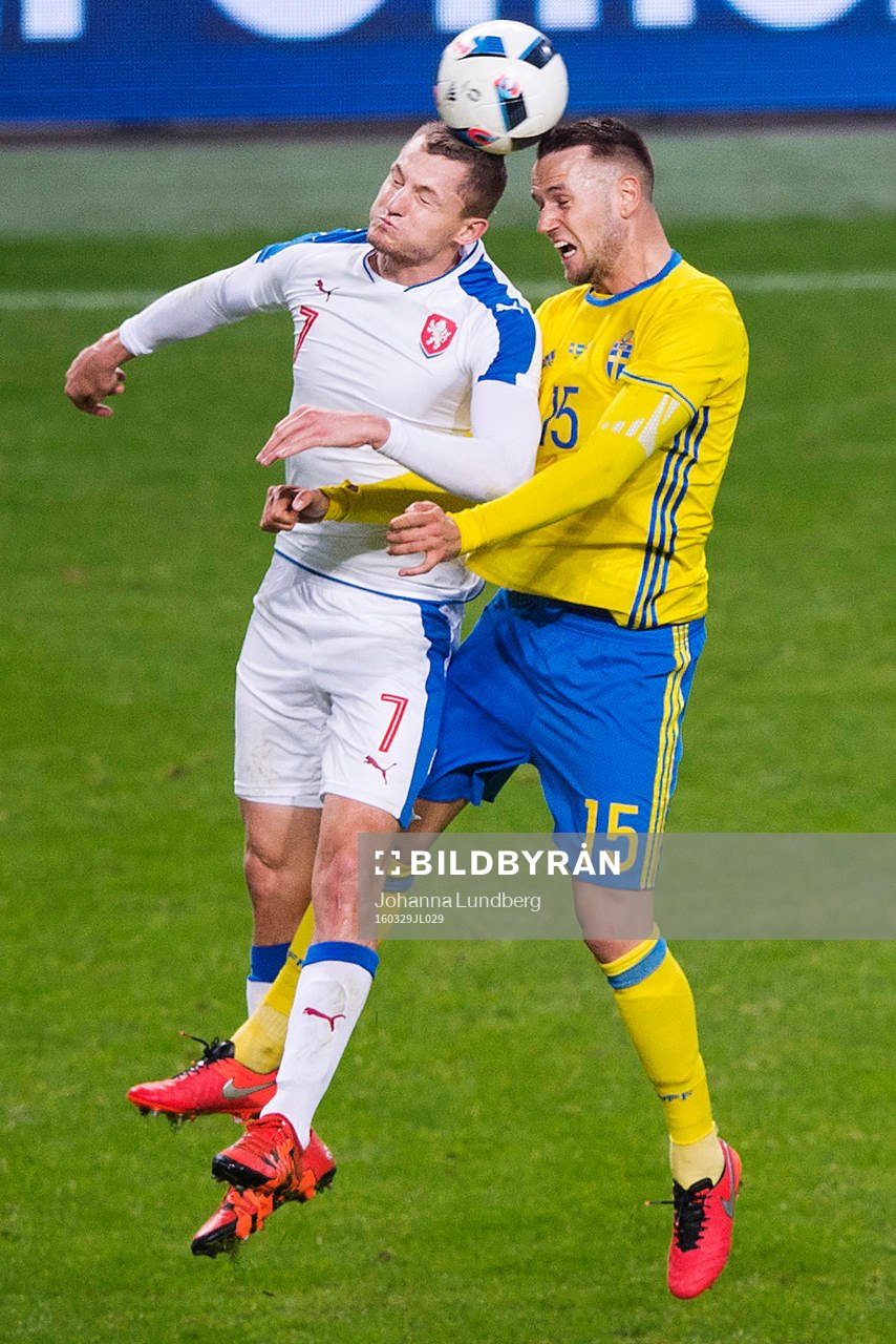 Tjeckien  Tomas Necid och Sveriges Alexander Milosevic under fotbollsmatchen mellan Sverige och Tjeckien den 29 mars i Stockholm.