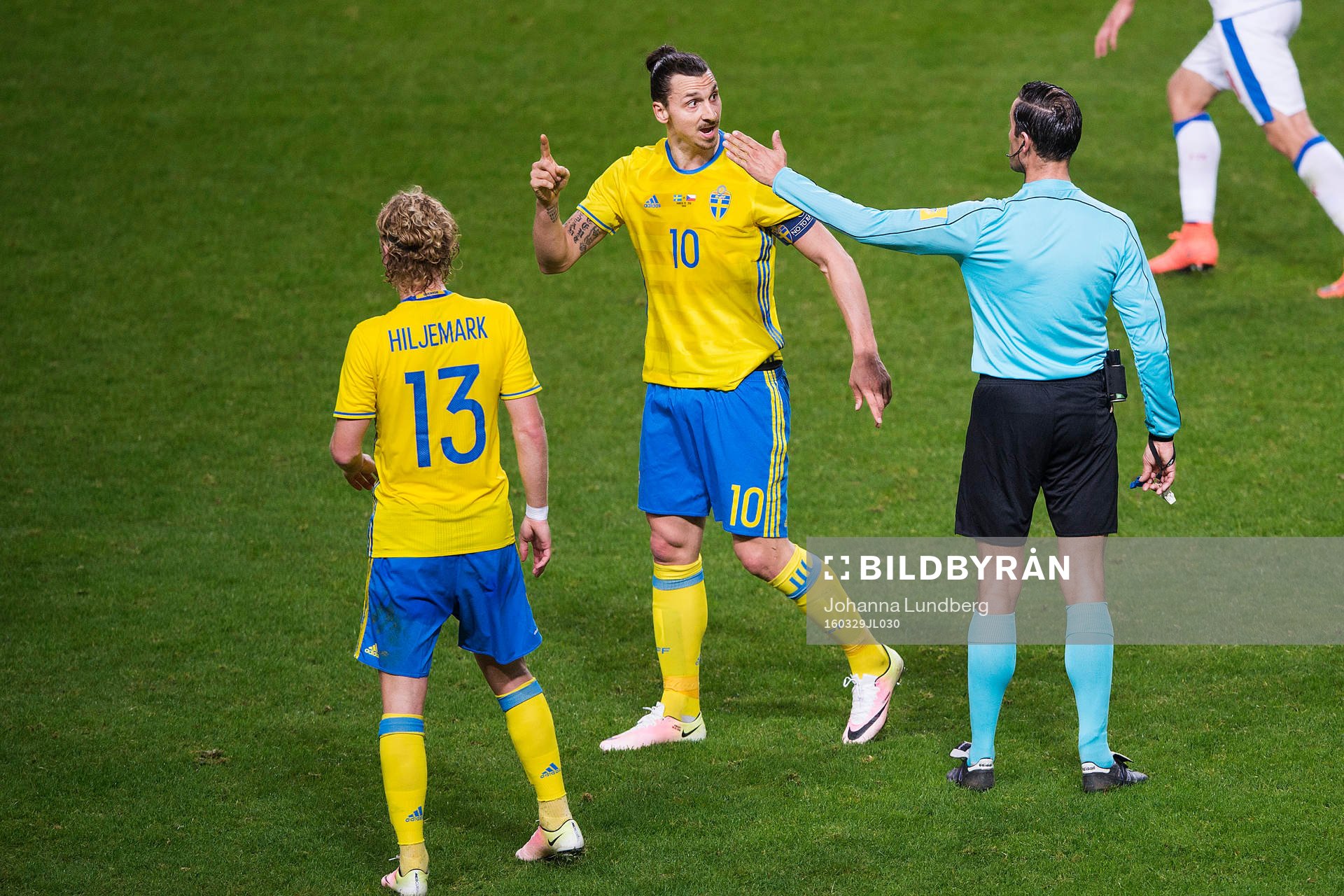 Sveriges Zlatan Ibrahimovic reagerar mot domaren