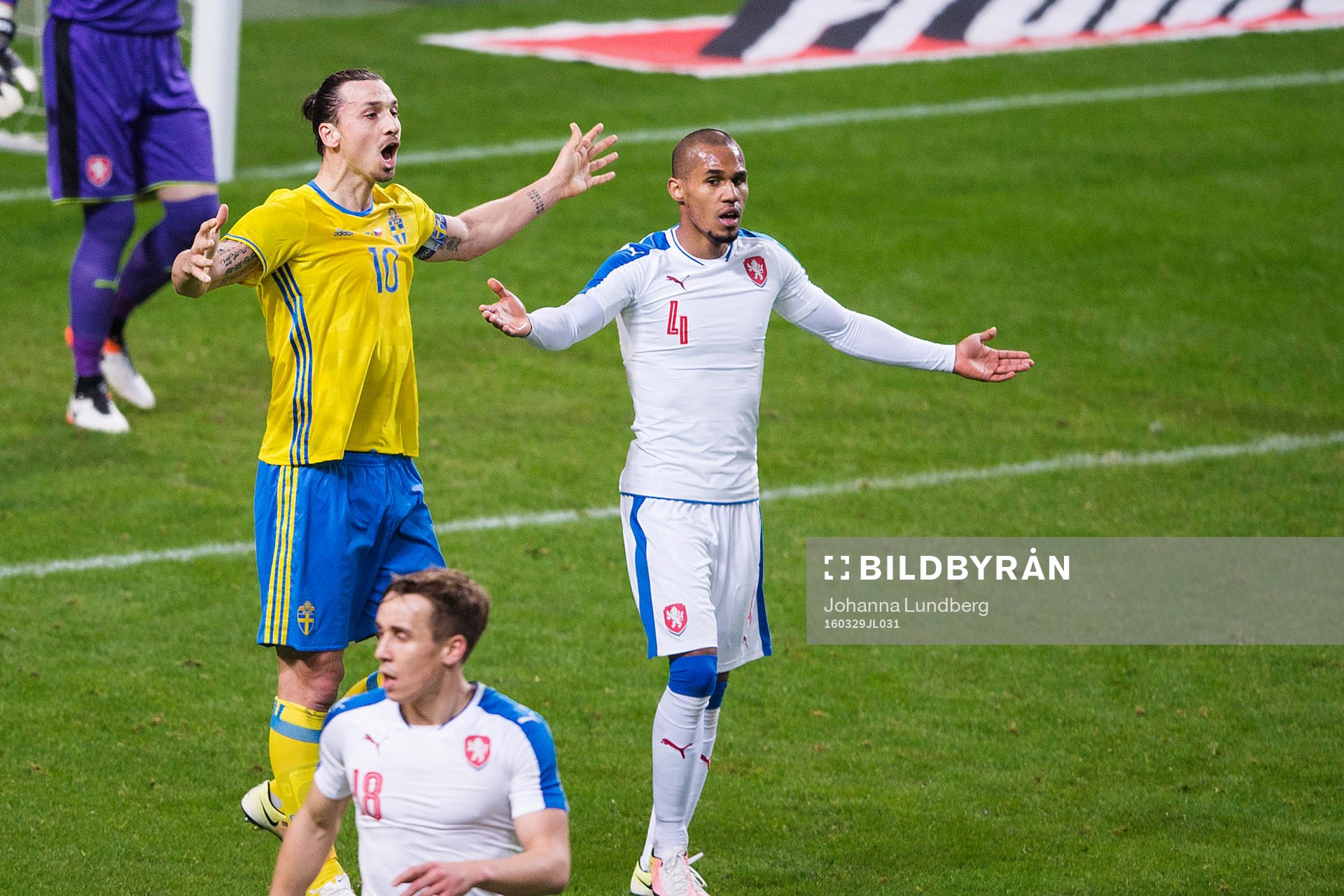 Sveriges Zlatan Ibrahimovic och Tjeckien  Theodor Gebre