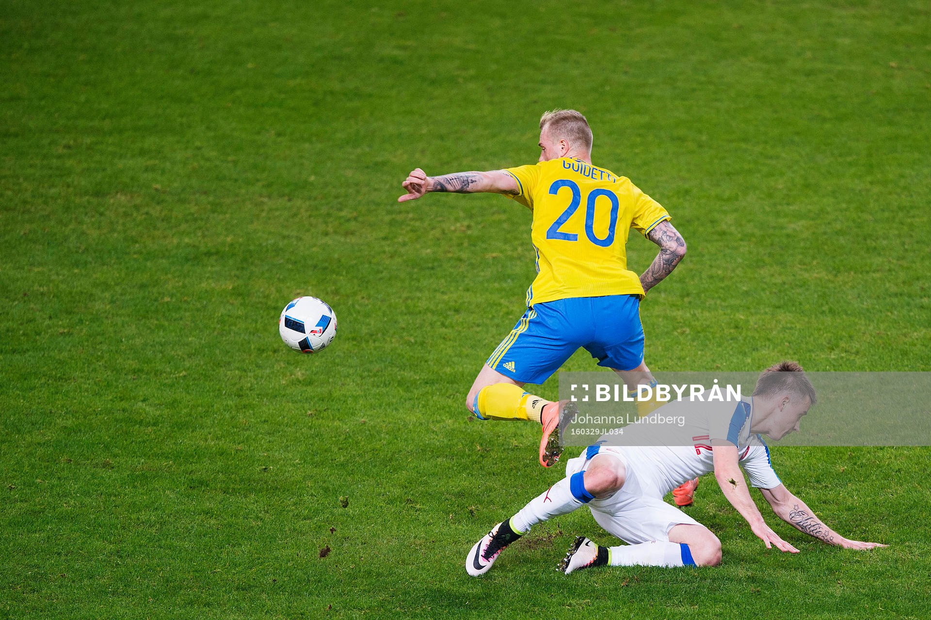 Sveriges John Guidetti hoppar över Tjeckien  Lukas Marecek under fotbollsmatchen mellan Sverige och Tjeckien den 29 mars i Stockholm.