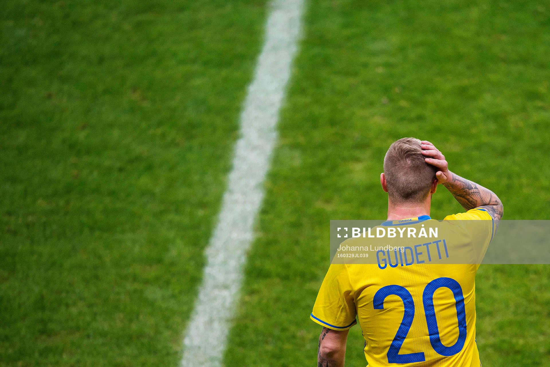 Sveriges John Guidetti väntar på att bytas in