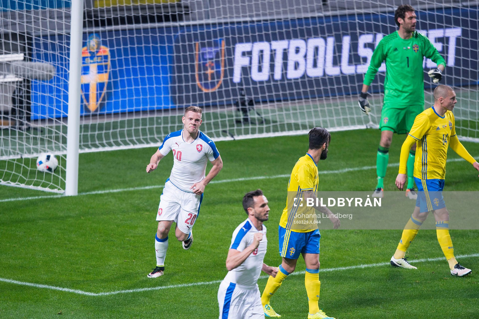 Tjeckien Matej Vydra jublar efter att han har gjort 1-1 bakom Sveriges målvakt Andreas Isaksson under fotbollsmatchen mellan Sverige och Tjeckien den 29 mars i Stockholm.