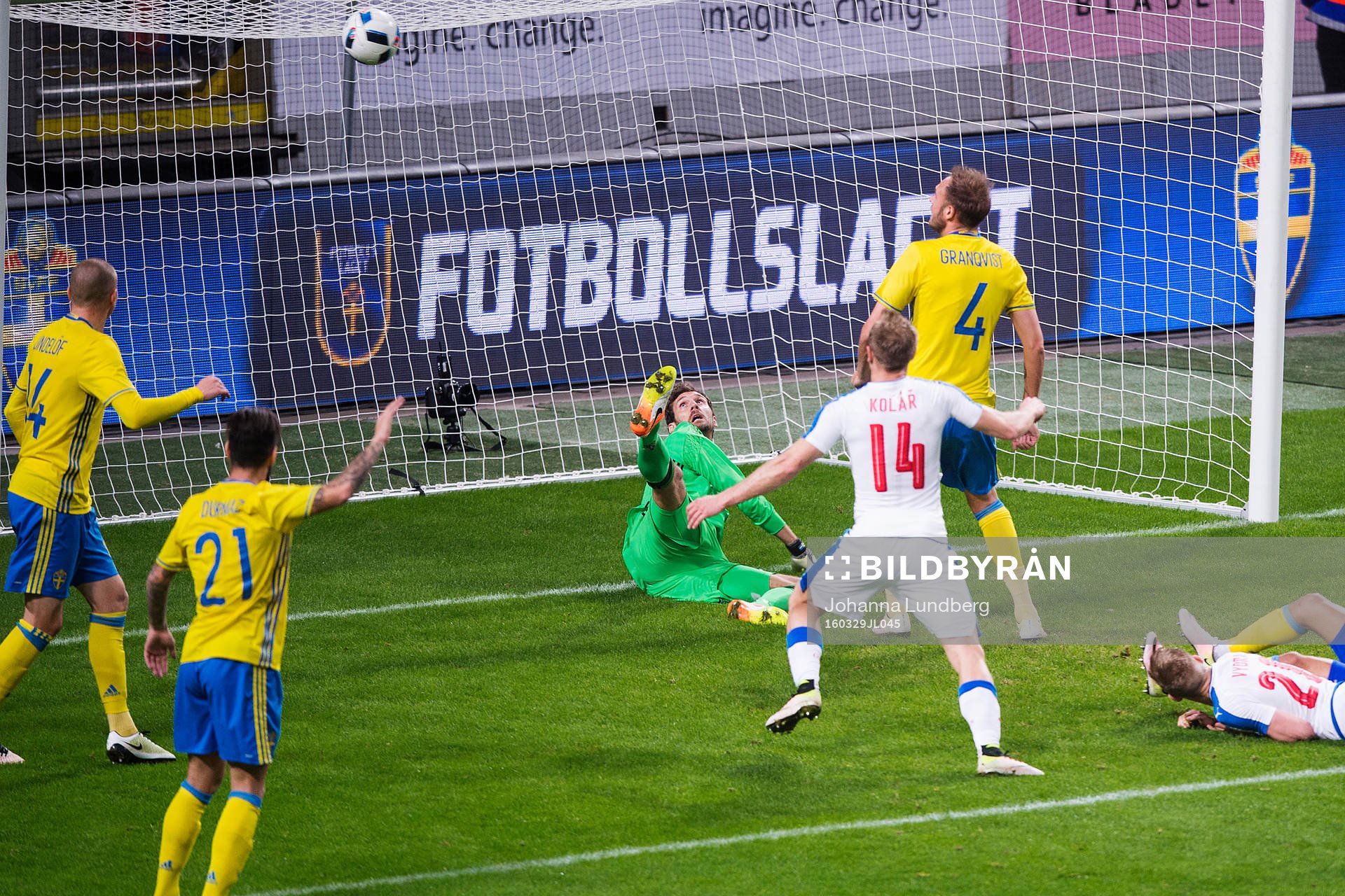 Sveriges målvakt Andreas Isaksson släpper in 1-1 under fotbollsmatchen mellan Sverige och Tjeckien den 29 mars i Stockholm.
