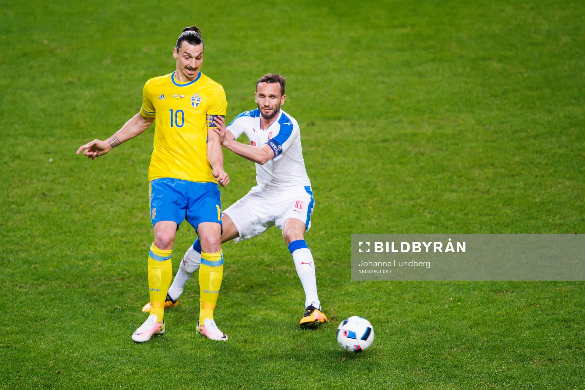 Sveriges Zlatan Ibrahimovic och Tjeckien  Tomas Sivok