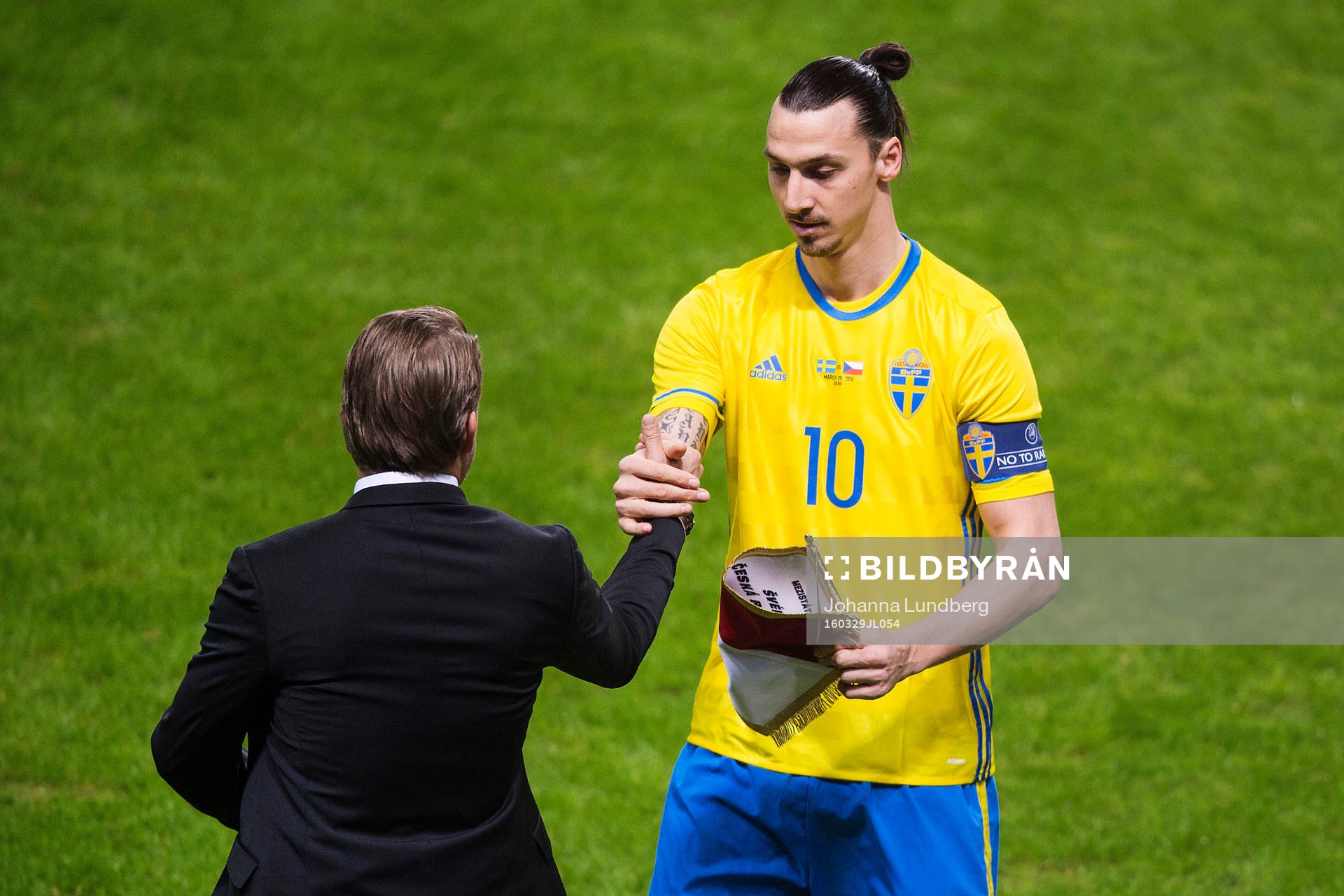 Sveriges Zlatan Ibrahimovic klappar om player manager Marcus Allbäck under fotbollsmatchen mellan Sverige och Tjeckien den 29 mars i Stockholm.