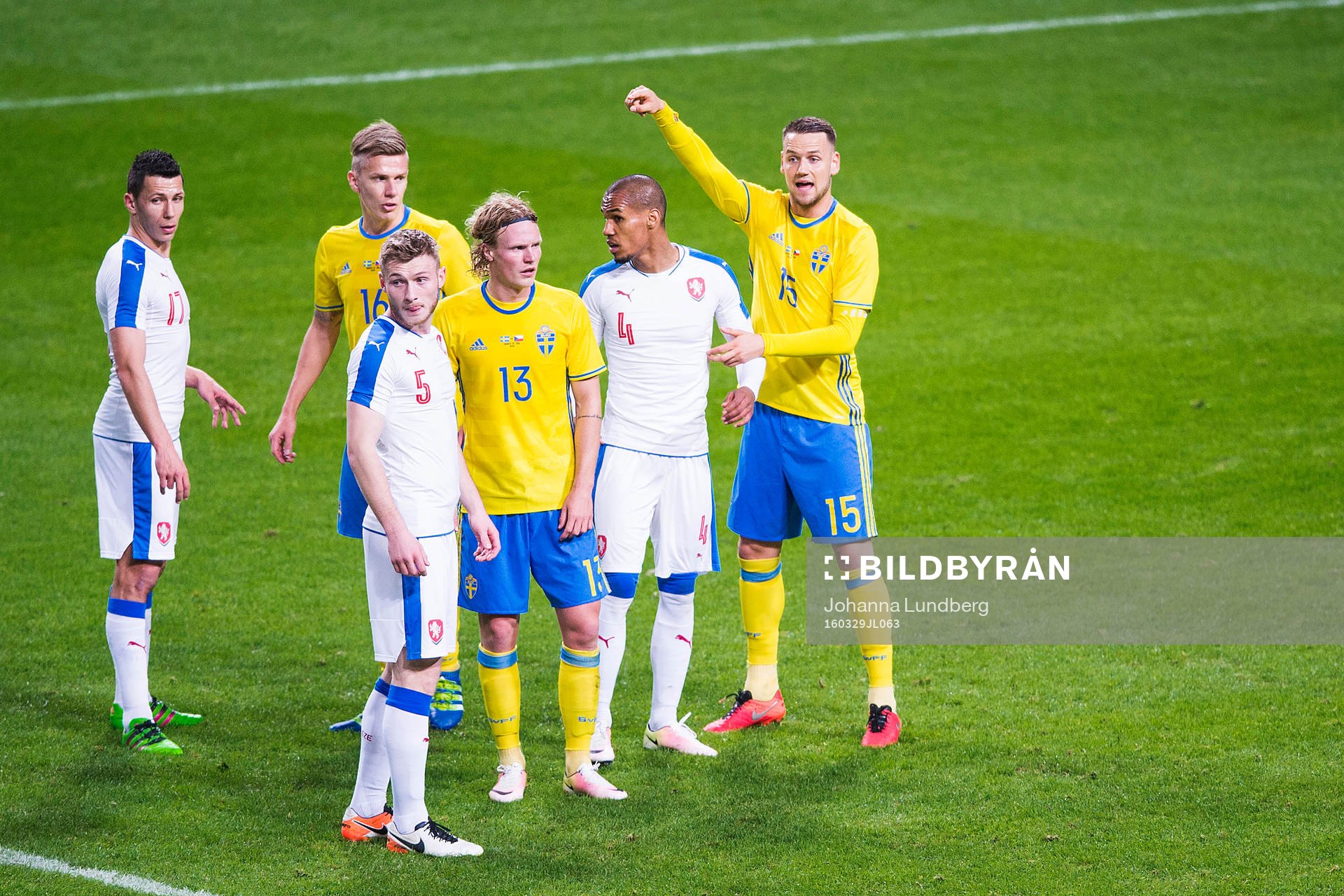 Sveriges Alexander Milosevic styr upp en hörna, med på