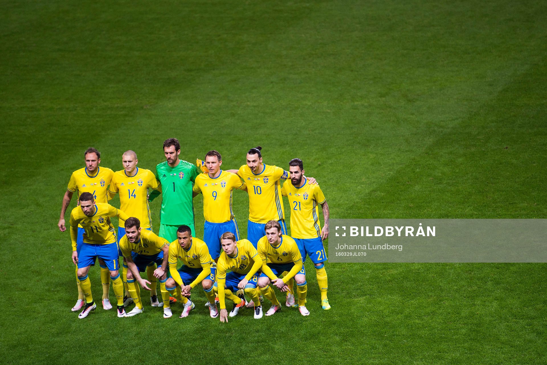 Sveriges startelva ställer upp för en lagbild. Övre