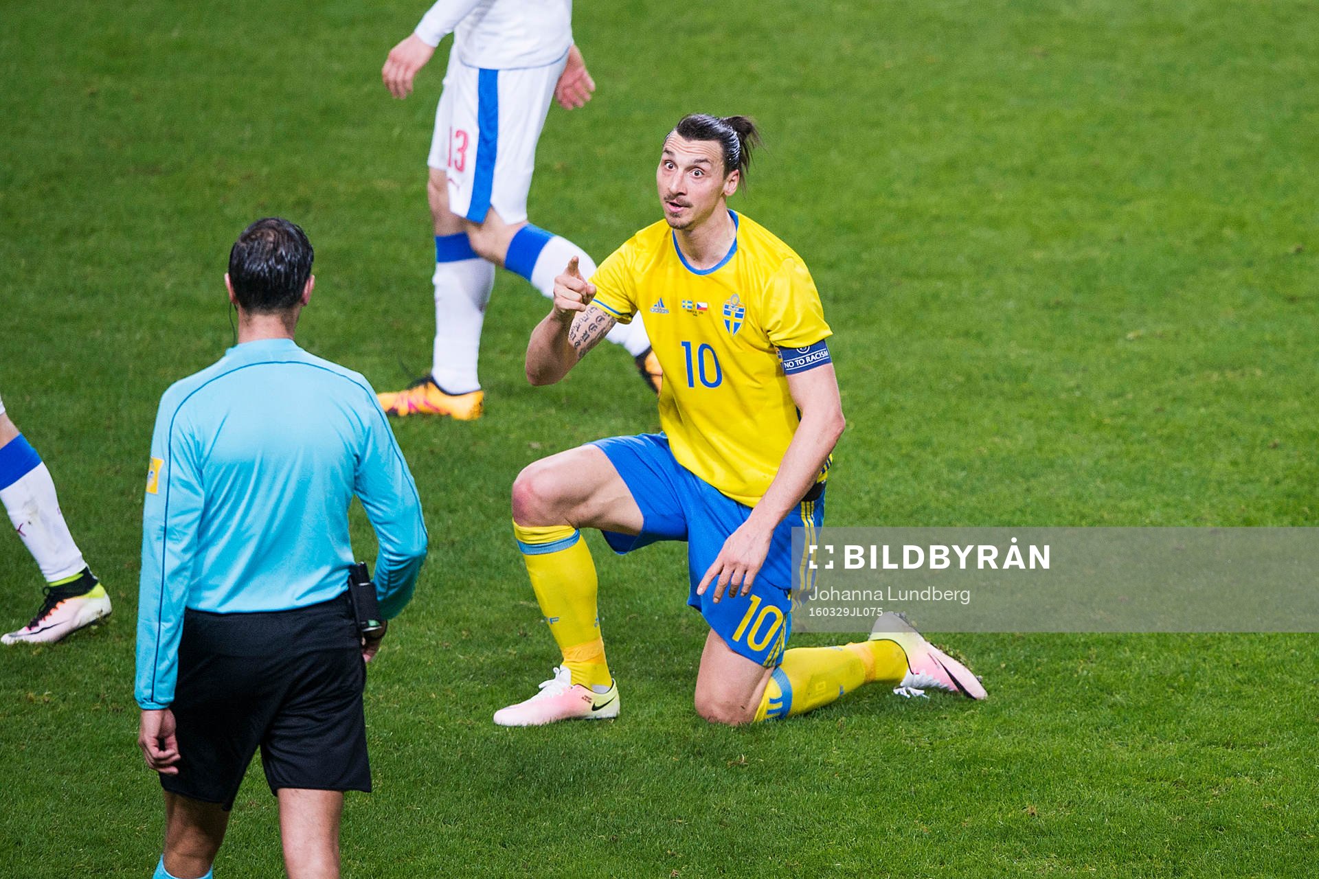 Sveriges Zlatan Ibrahimovic reagerar mot domaren