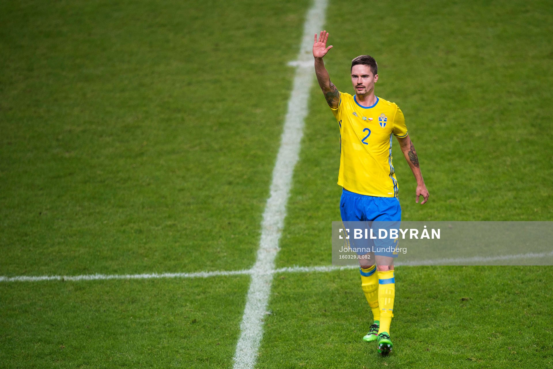 Sveriges Mikael Lustig tackar publiken