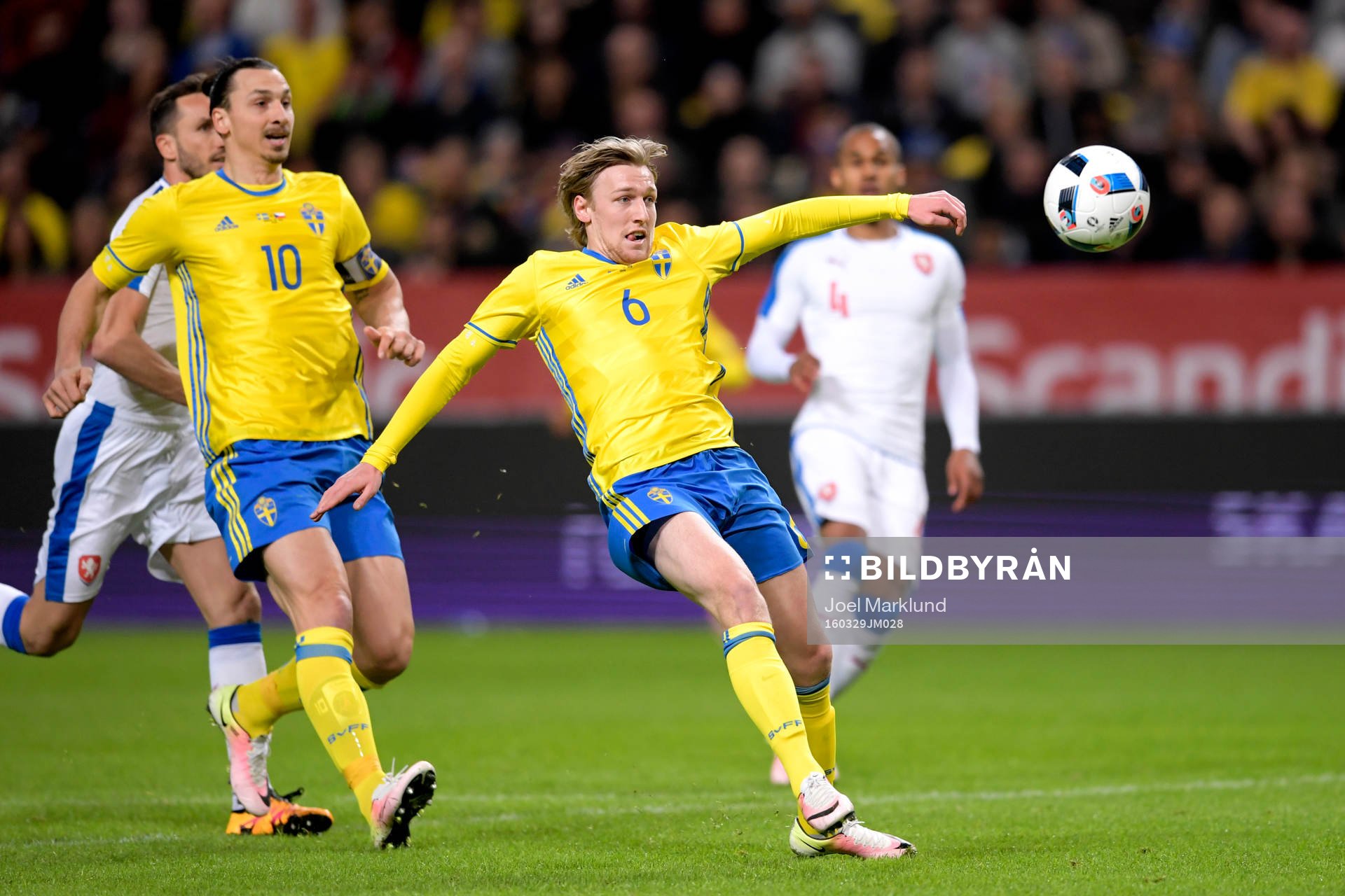Sveriges Zlatan Ibrahimovic och Emil Forsberg