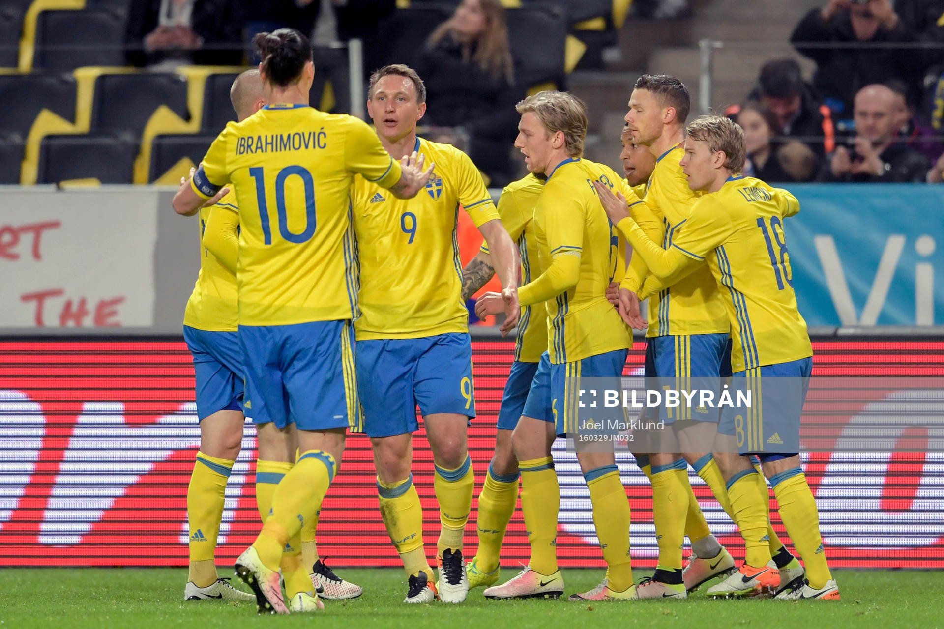 Sveriges Marcus Berg jublar med lagkamraterna efter 1-0 under fotbollsmatchen mellan Sverige och Tjeckien den 29 mars i Stockholm.