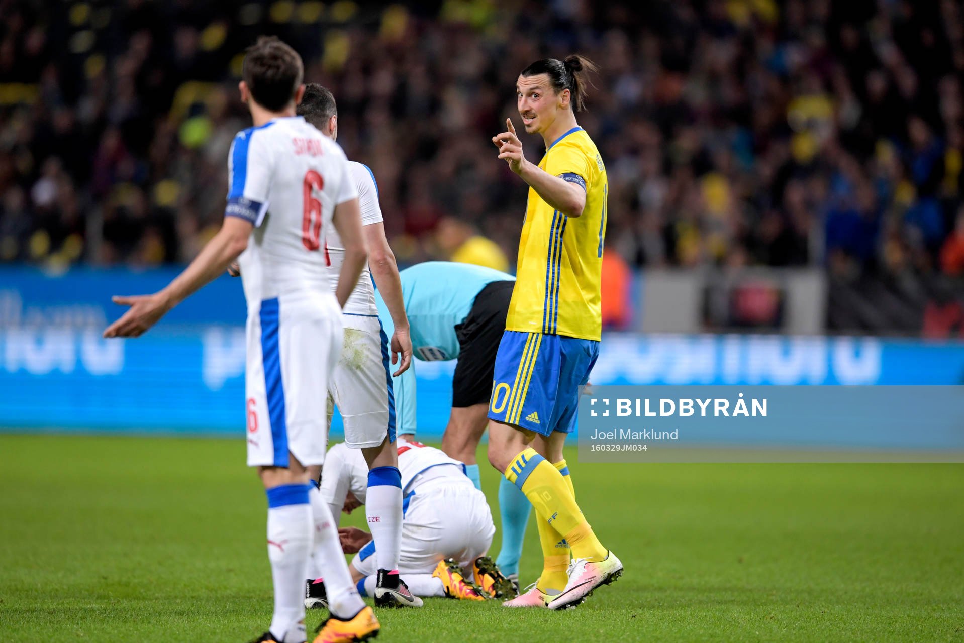 Tjeckiens Tomas Sivok och Sveriges Zlatan Ibrahimovic i en