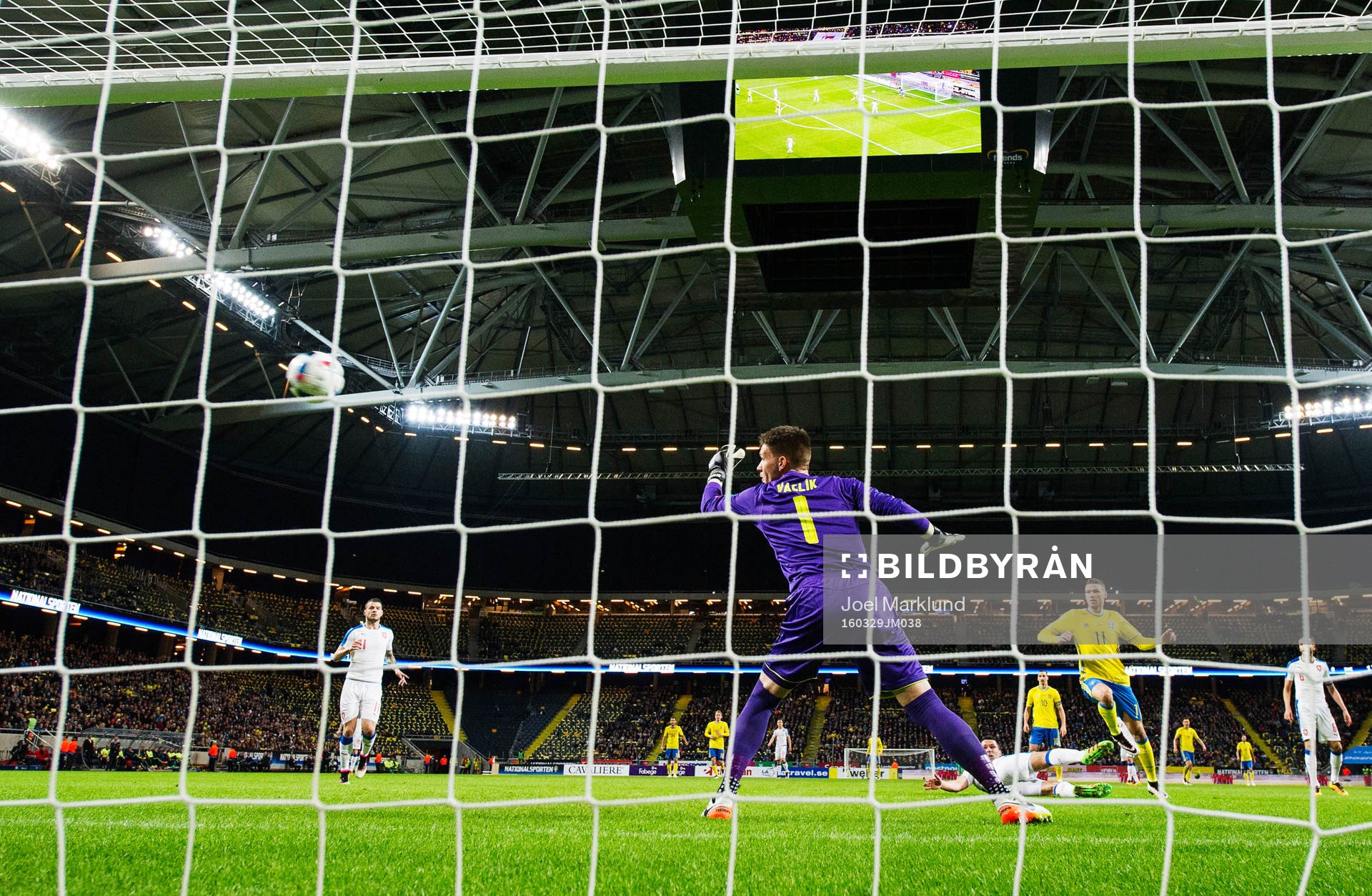 Sveriges Marcus Berg gör 1-0 bakom Tjeckiens målvakt