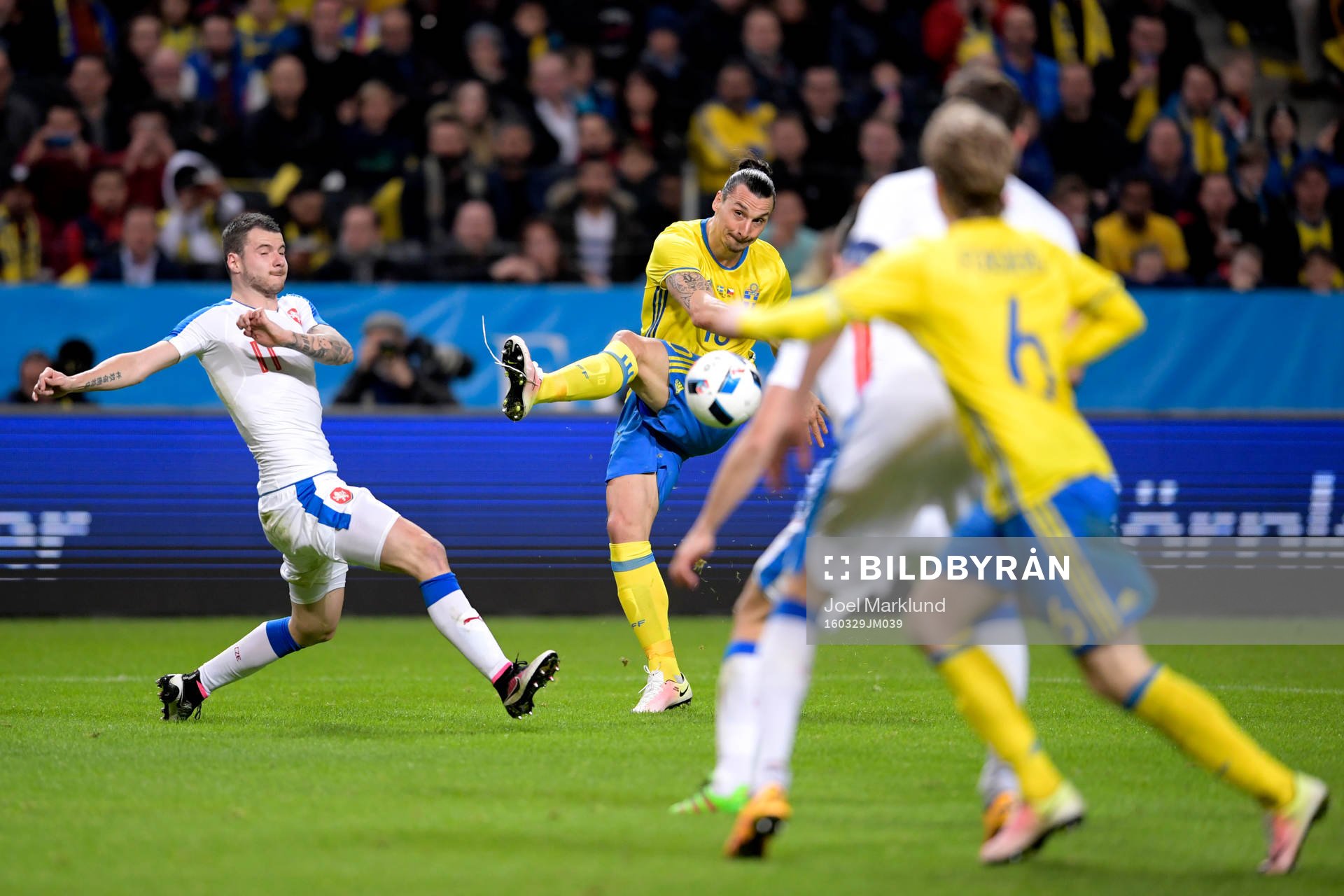 Skosnöret går upp när Sveriges Zlatan Ibrahimovic skjuter
