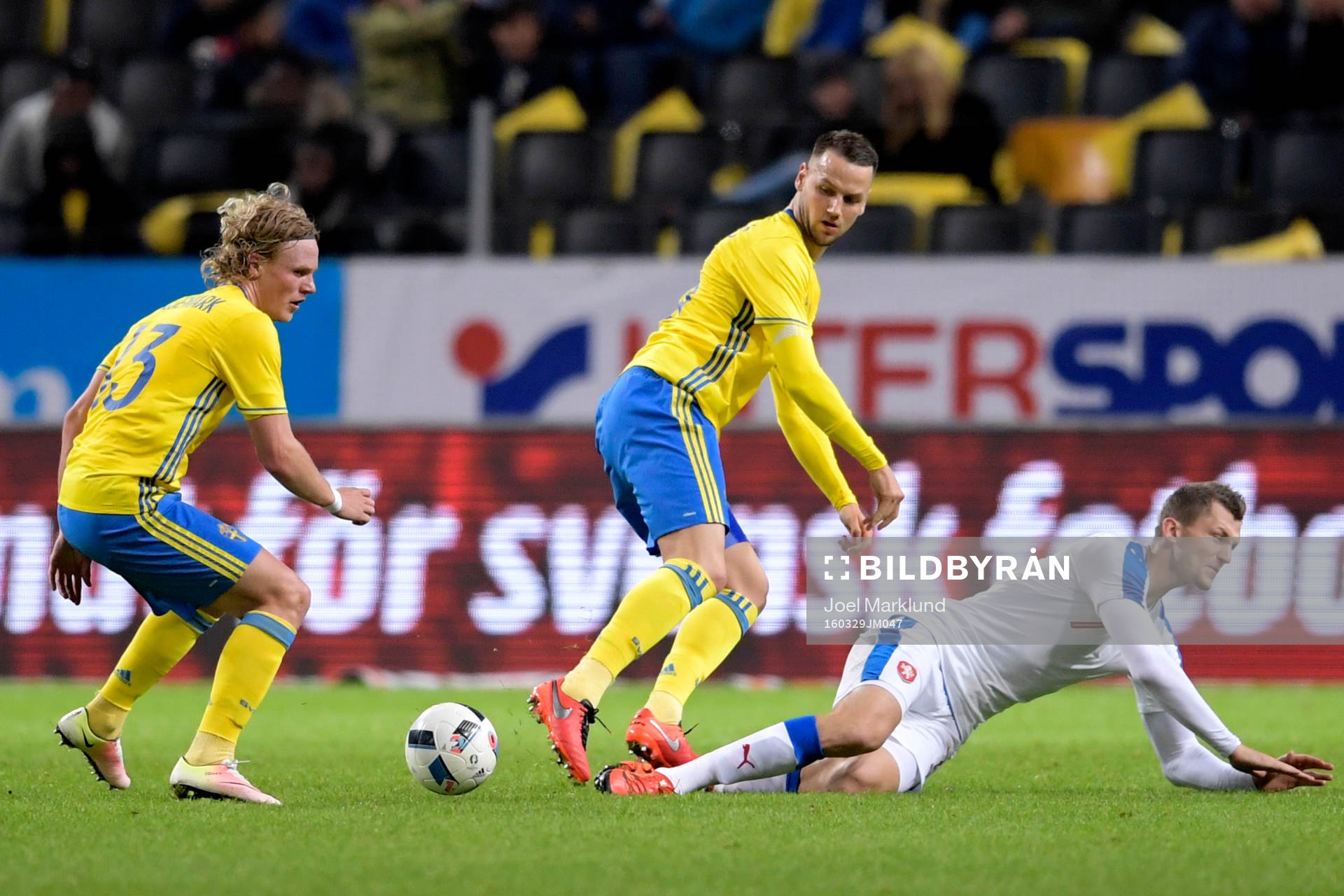 Sveriges Oscar Hiljemark och Alexander Milosevic och Tjeckiens Tomas Necid under fotbollsmatchen mellan Sverige och Tjeckien den 29 mars i Stockholm.
