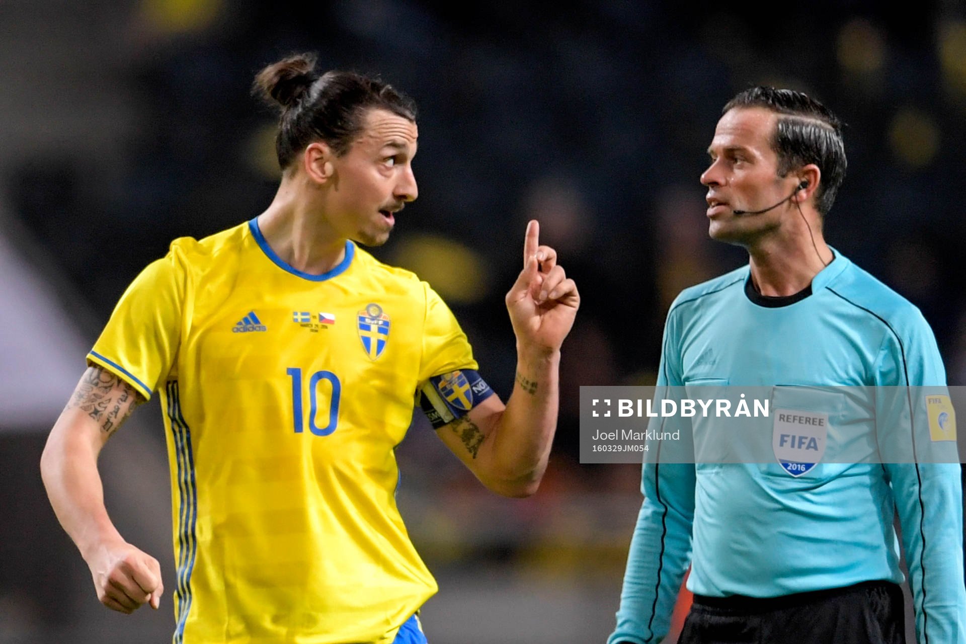 Sveriges Zlatan Ibrahimovic gestikulerar till domare Bas
