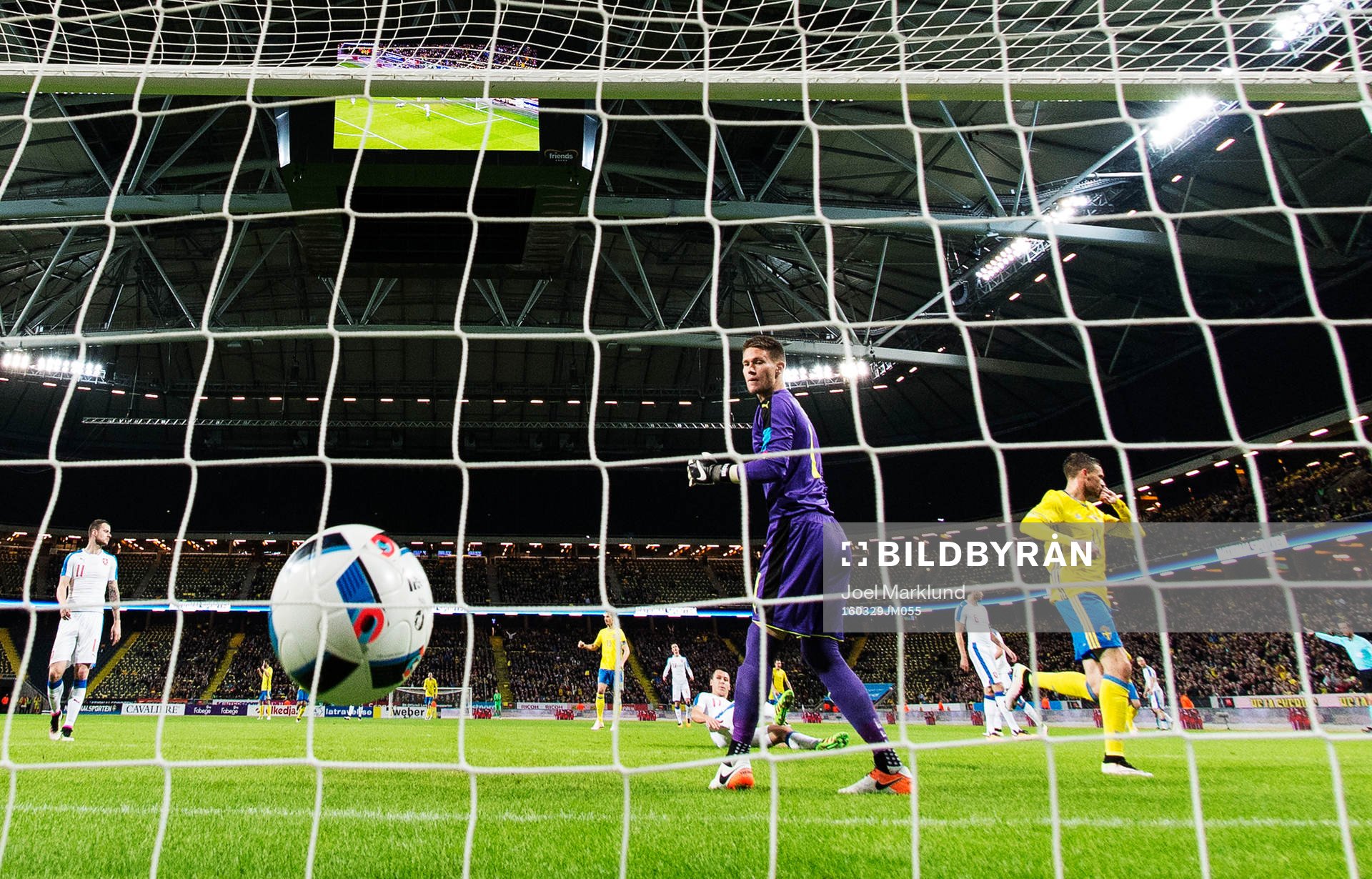 Sveriges Marcus Berg jublar efter att ha gjort 1-0 bakom Tjeckiens målvakt Tomas Vaclik under fotbollsmatchen mellan Sverige och Tjeckien den 29 mars i Stockholm.